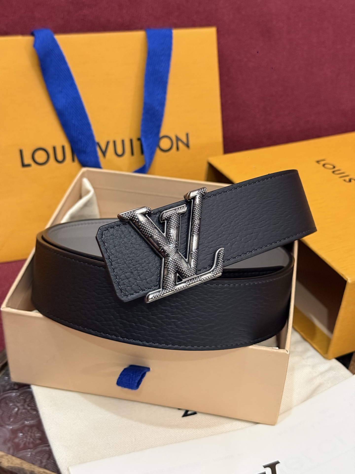 本款 Damier LV 40 毫米双面腰带做工精良，风格经典。深色牛皮革皮带与 LV 字母搭扣优雅相称