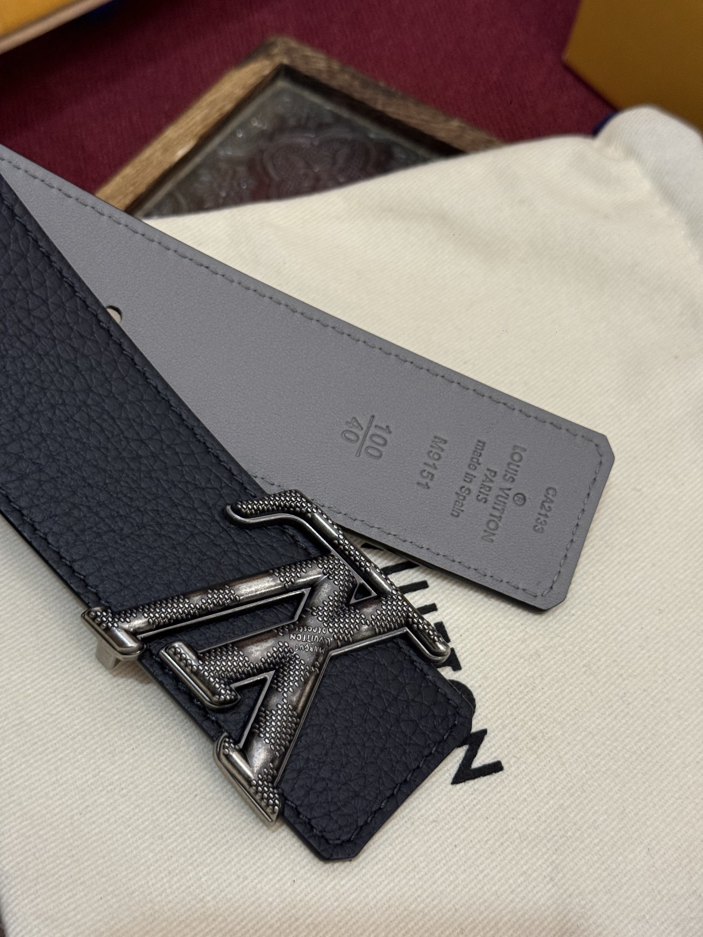 本款 Damier LV 40 毫米双面腰带做工精良，风格经典。深色牛皮革皮带与 LV 字母搭扣优雅相称