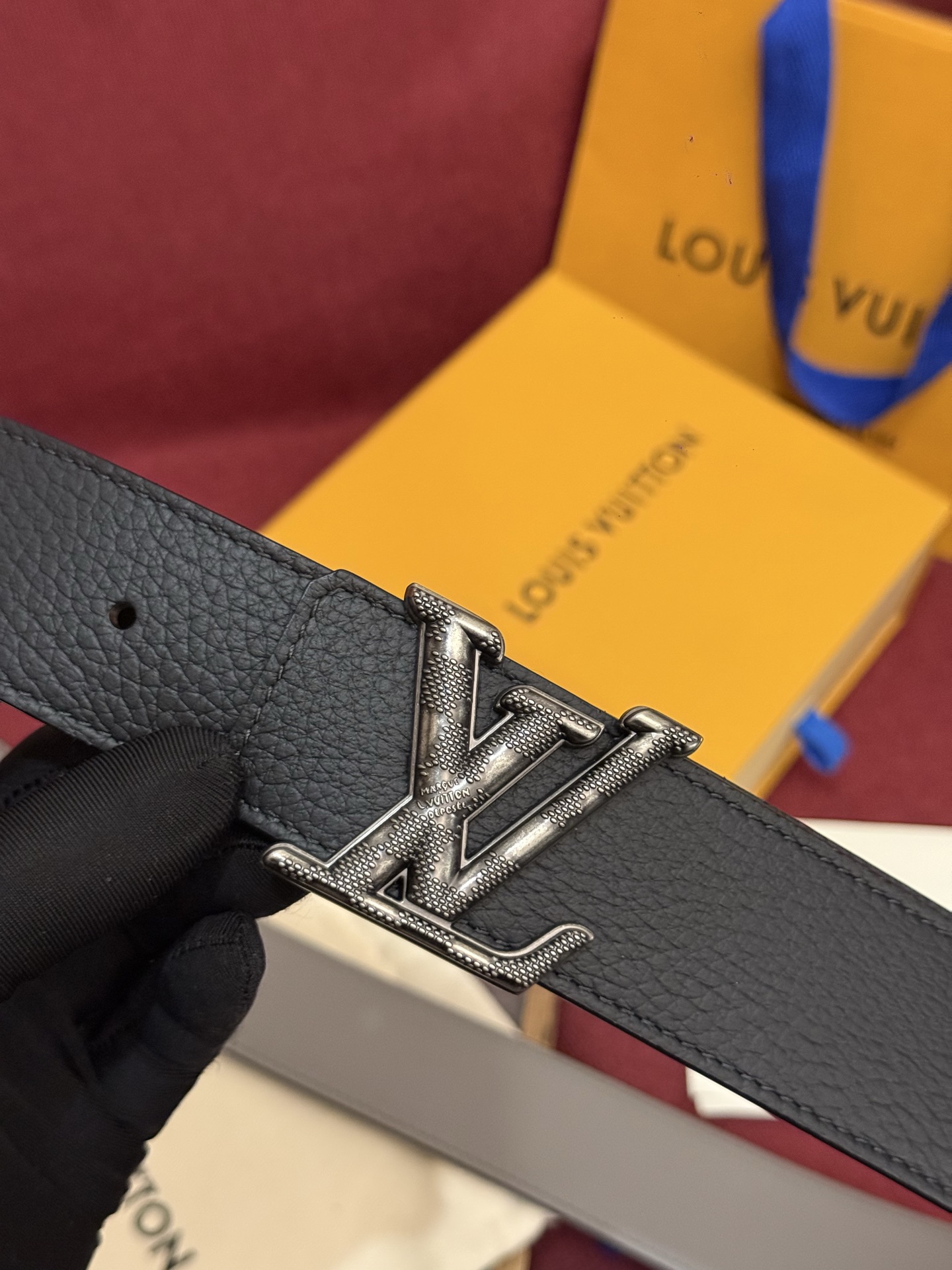 本款 Damier LV 40 毫米双面腰带做工精良，风格经典。深色牛皮革皮带与 LV 字母搭扣优雅相称