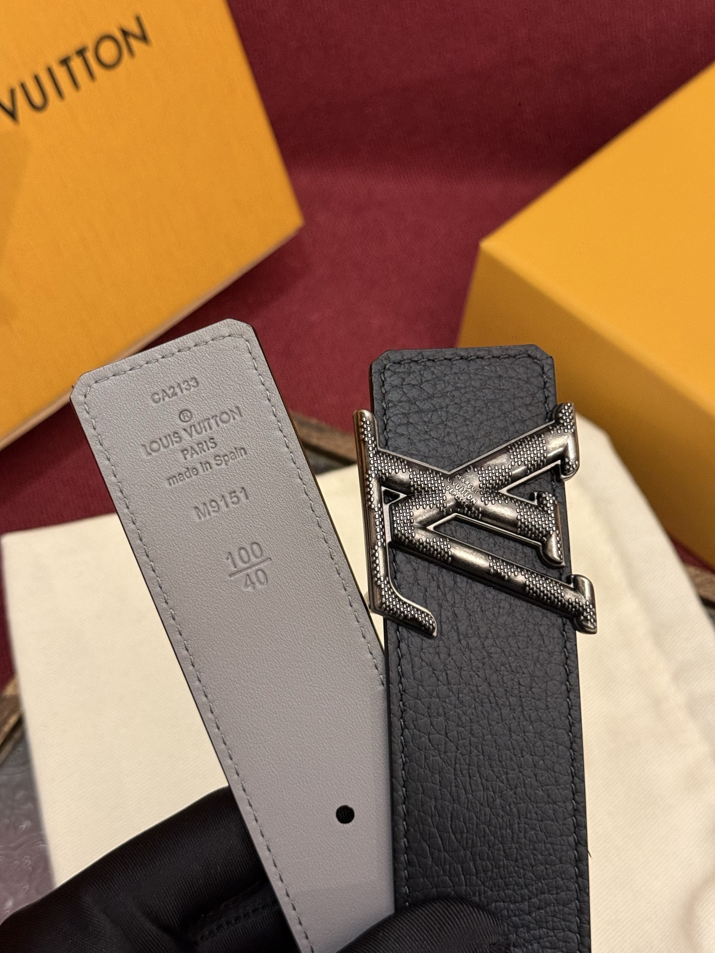 本款 Damier LV 40 毫米双面腰带做工精良，风格经典。深色牛皮革皮带与 LV 字母搭扣优雅相称