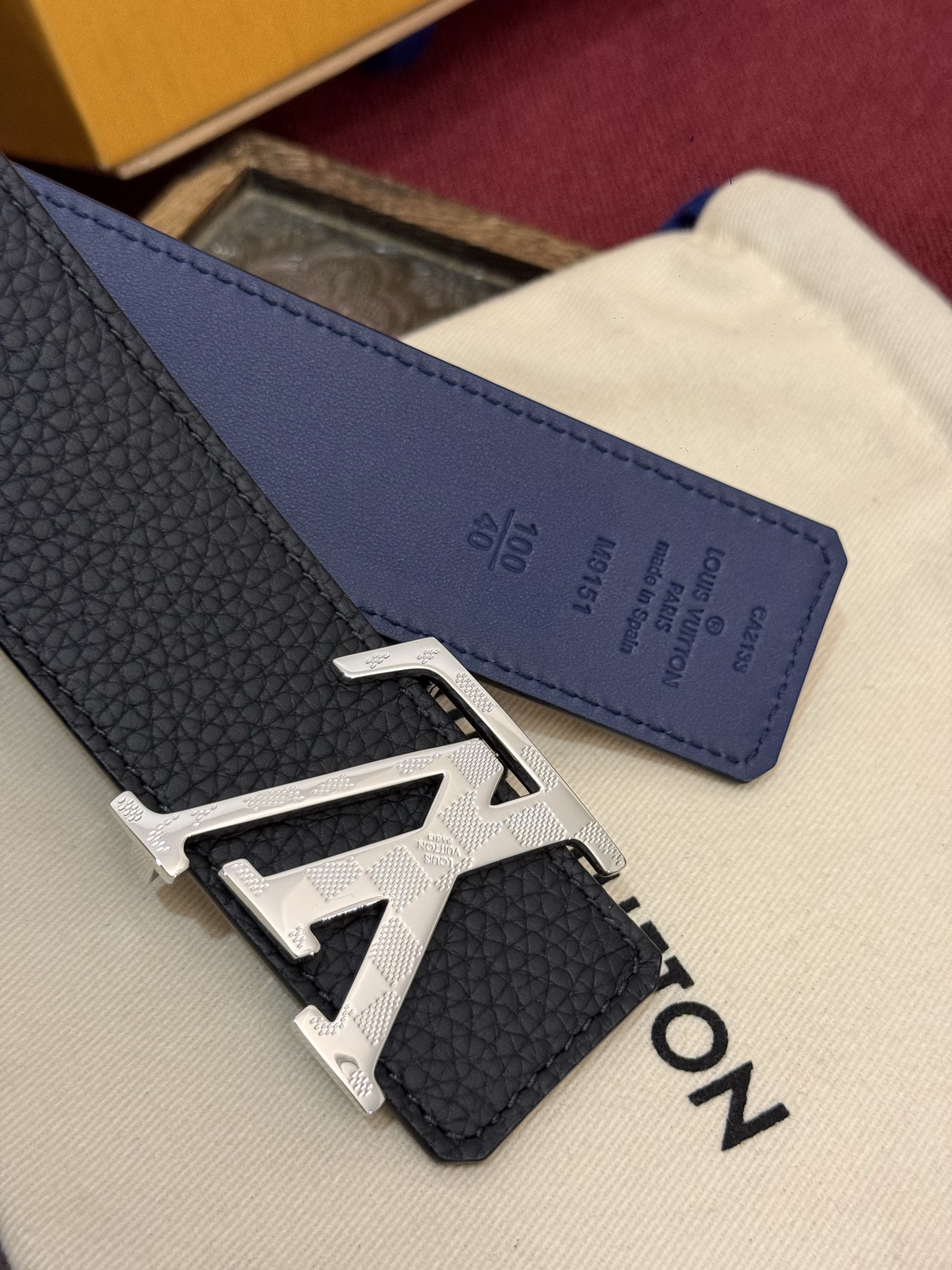 本款 Damier LV 40 毫米双面腰带做工精良，风格经典。深色牛皮革皮带与 LV 字母搭扣优雅相称