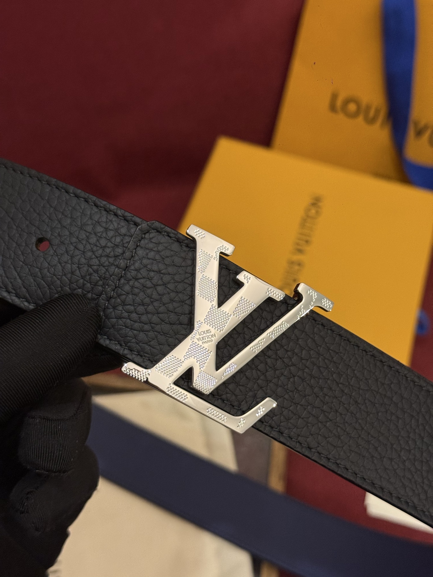 本款 Damier LV 40 毫米双面腰带做工精良，风格经典。深色牛皮革皮带与 LV 字母搭扣优雅相称