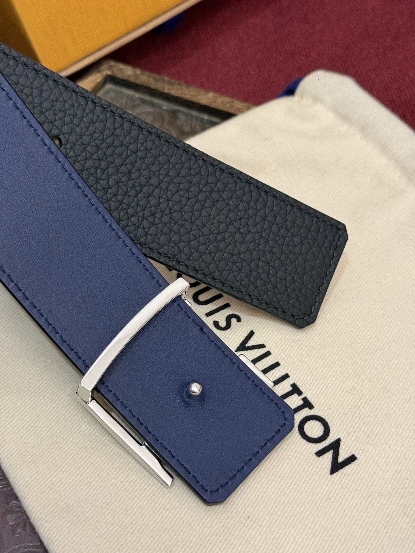 本款 Damier LV 40 毫米双面腰带做工精良，风格经典。深色牛皮革皮带与 LV 字母搭扣优雅相称