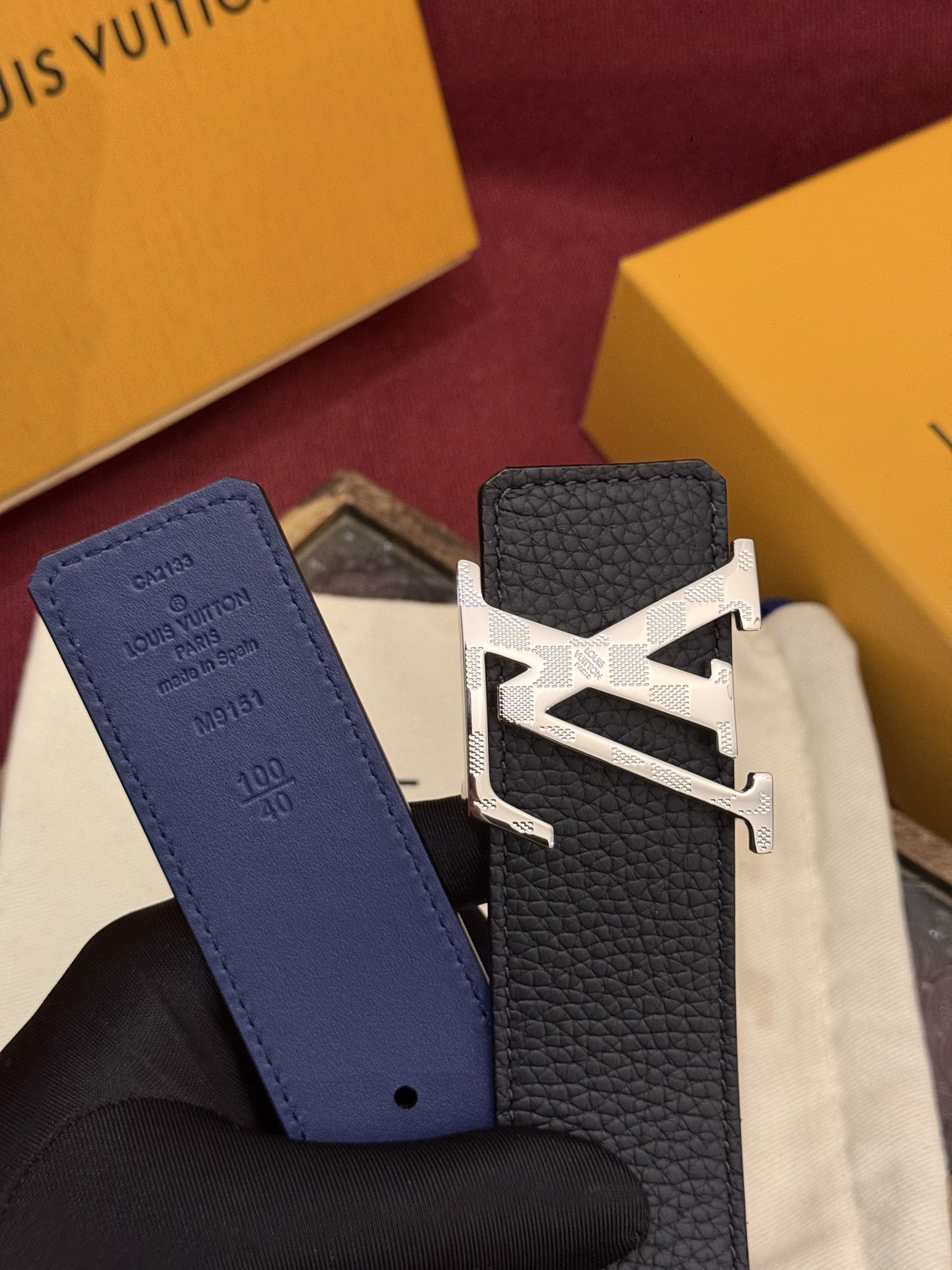 本款 Damier LV 40 毫米双面腰带做工精良，风格经典。深色牛皮革皮带与 LV 字母搭扣优雅相称