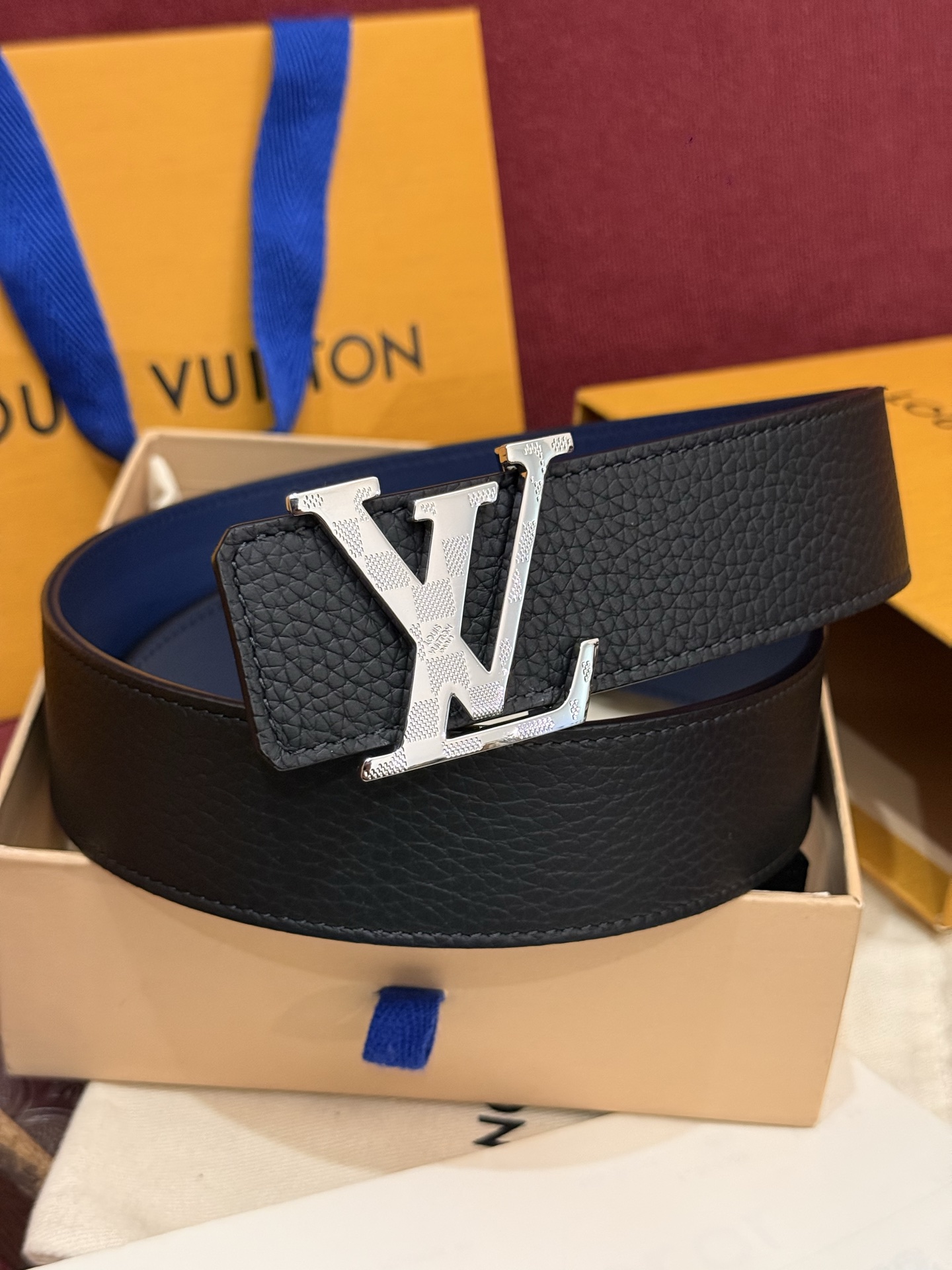 本款 Damier LV 40 毫米双面腰带做工精良，风格经典。深色牛皮革皮带与 LV 字母搭扣优雅相称