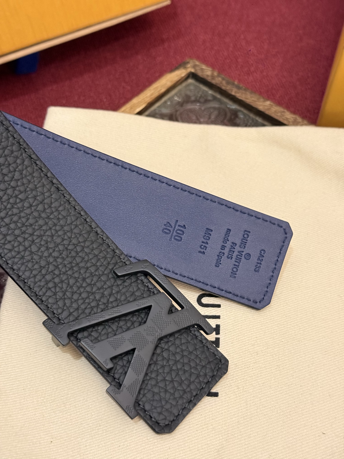 本款 Damier LV 40 毫米双面腰带做工精良，风格经典。深色牛皮革皮带与 LV 字母搭扣优雅相称