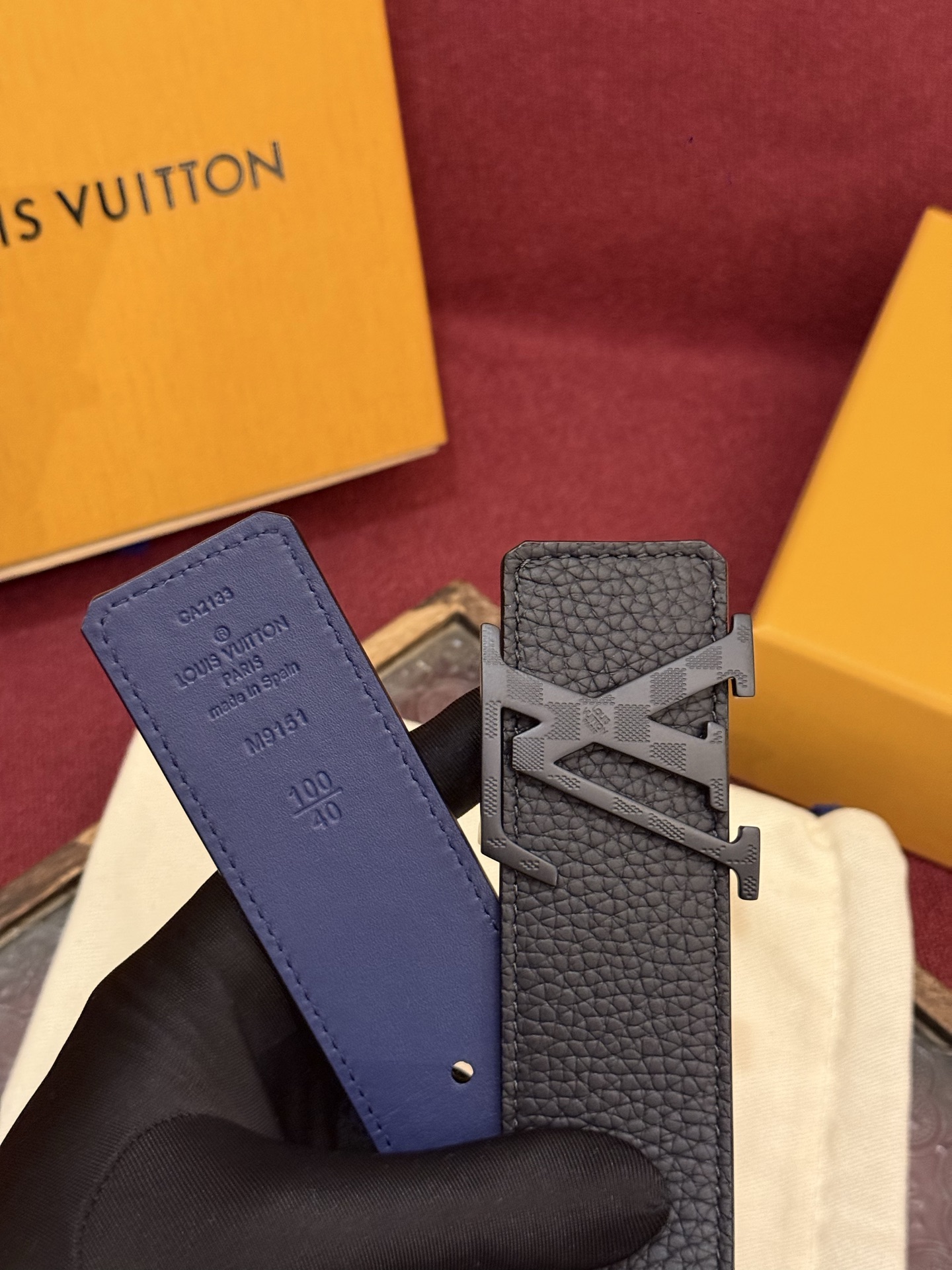 本款 Damier LV 40 毫米双面腰带做工精良，风格经典。深色牛皮革皮带与 LV 字母搭扣优雅相称