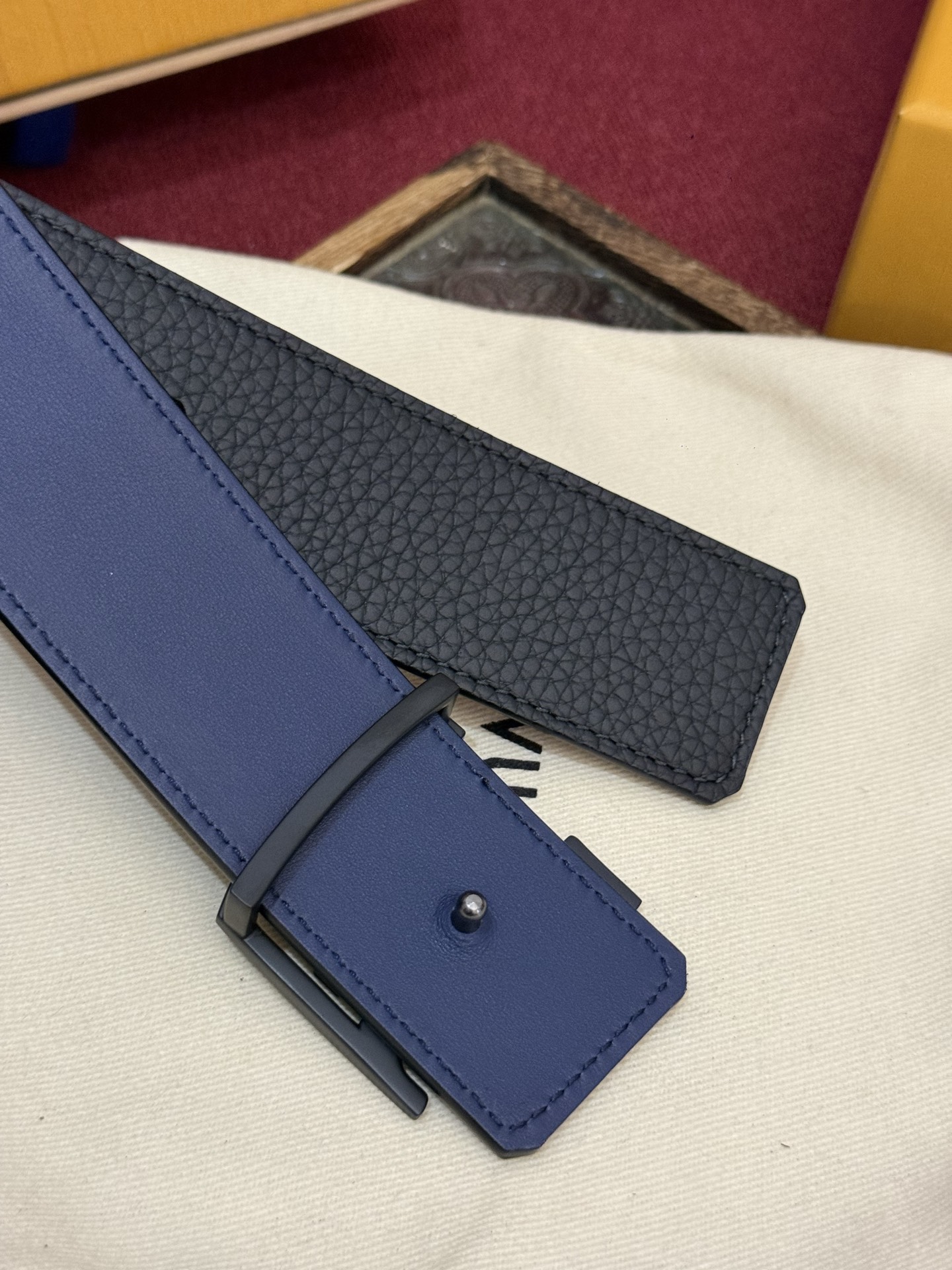 本款 Damier LV 40 毫米双面腰带做工精良，风格经典。深色牛皮革皮带与 LV 字母搭扣优雅相称