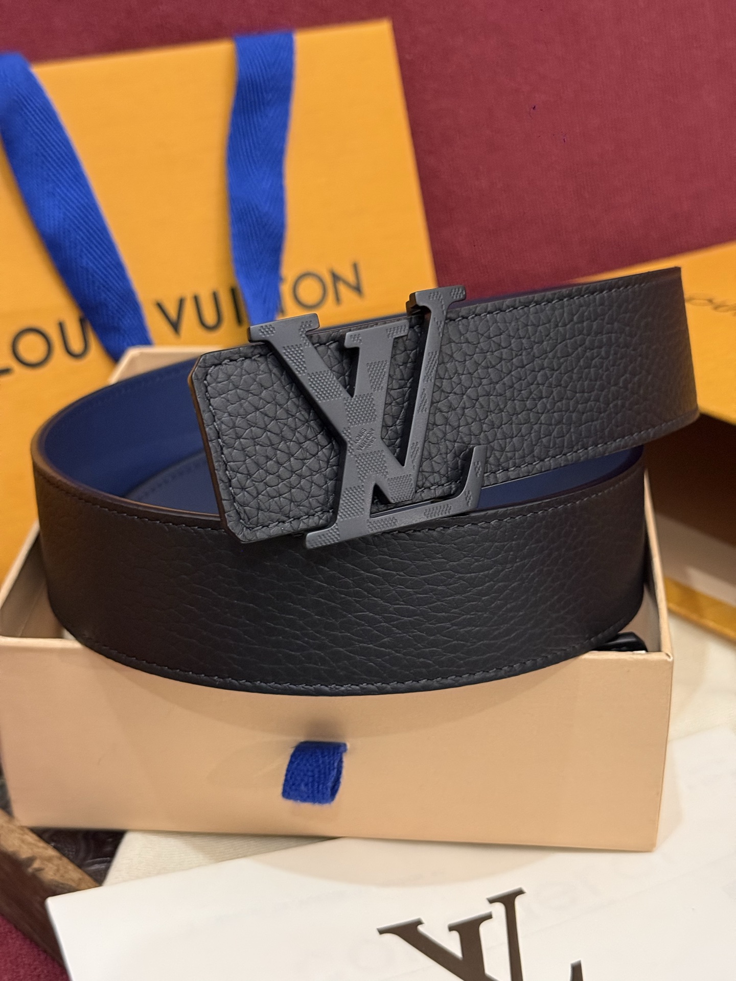 本款 Damier LV 40 毫米双面腰带做工精良，风格经典。深色牛皮革皮带与 LV 字母搭扣优雅相称