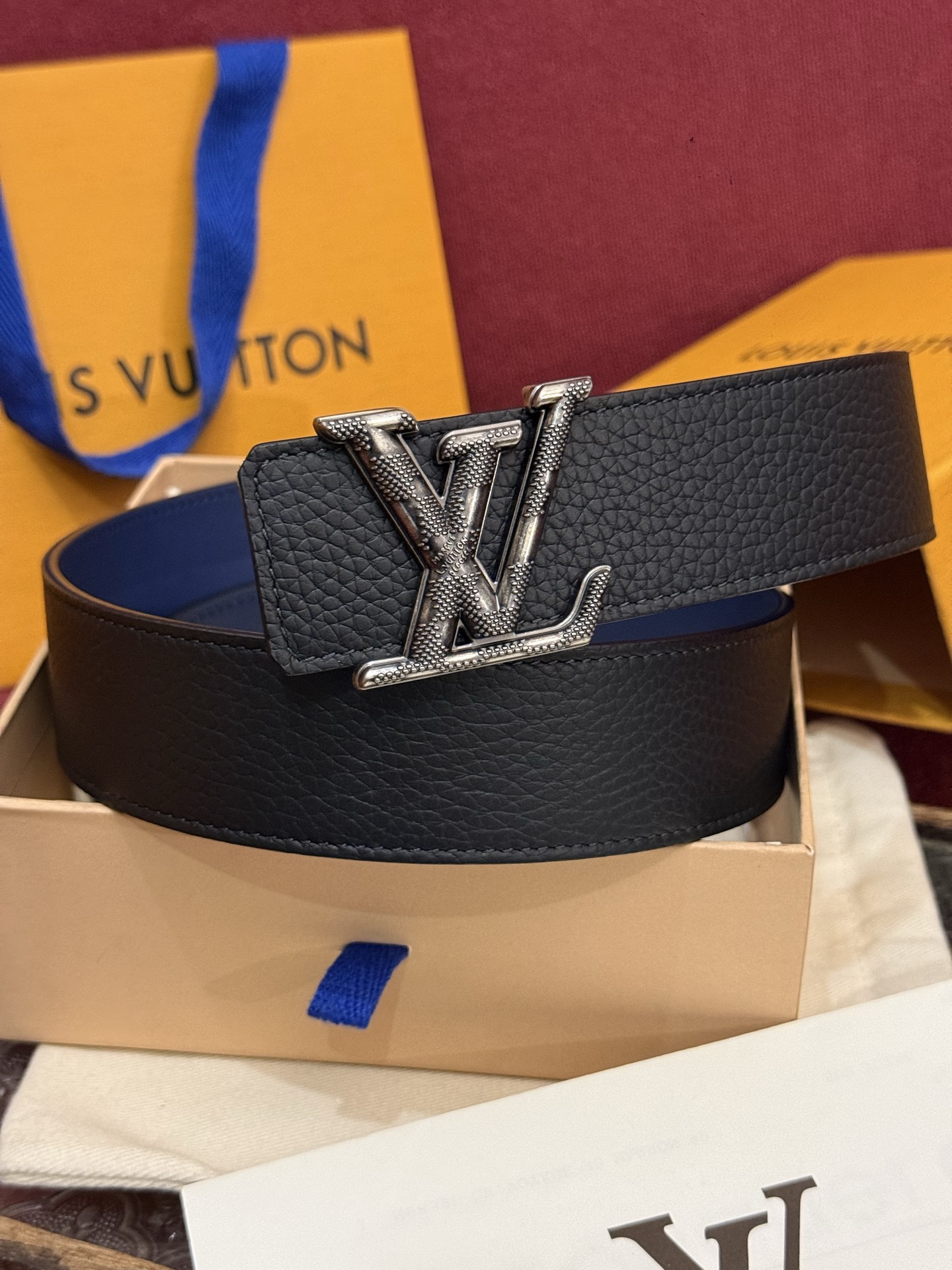 本款 Damier LV 40 毫米双面腰带做工精良，风格经典。深色牛皮革皮带与 LV 字母搭扣优雅相称