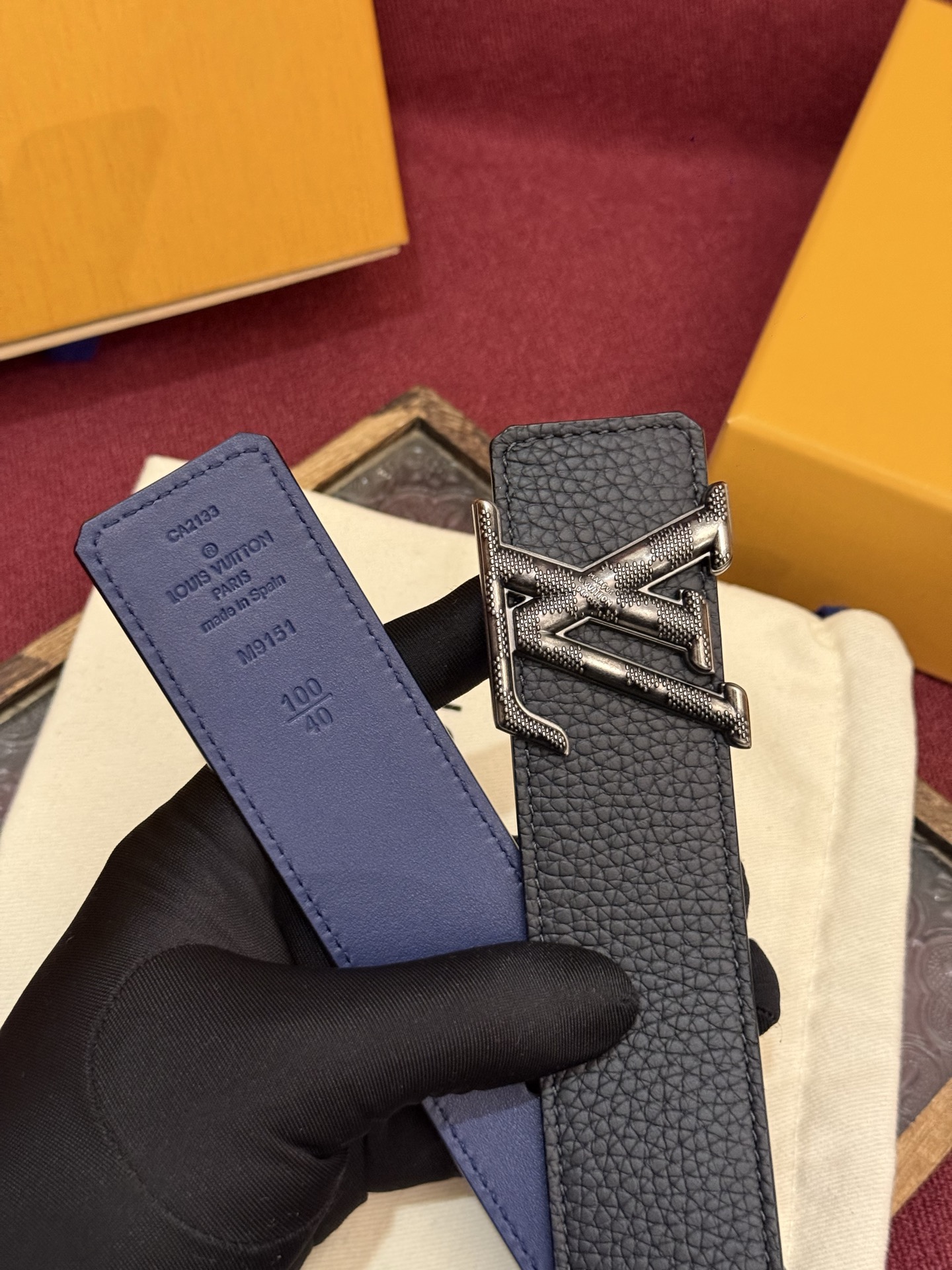 本款 Damier LV 40 毫米双面腰带做工精良，风格经典。深色牛皮革皮带与 LV 字母搭扣优雅相称