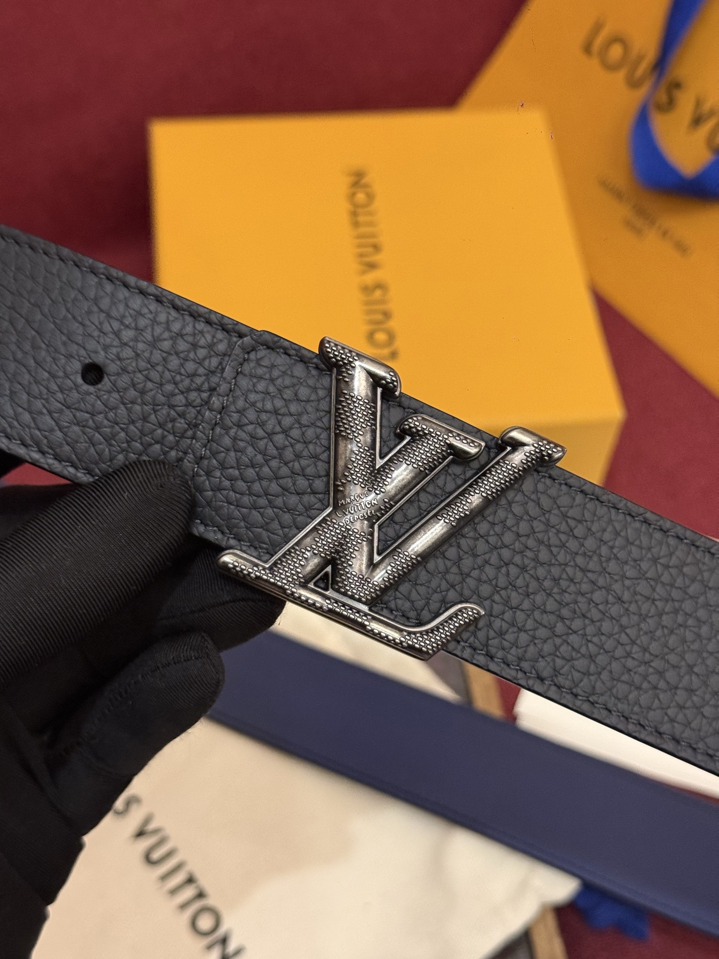 本款 Damier LV 40 毫米双面腰带做工精良，风格经典。深色牛皮革皮带与 LV 字母搭扣优雅相称