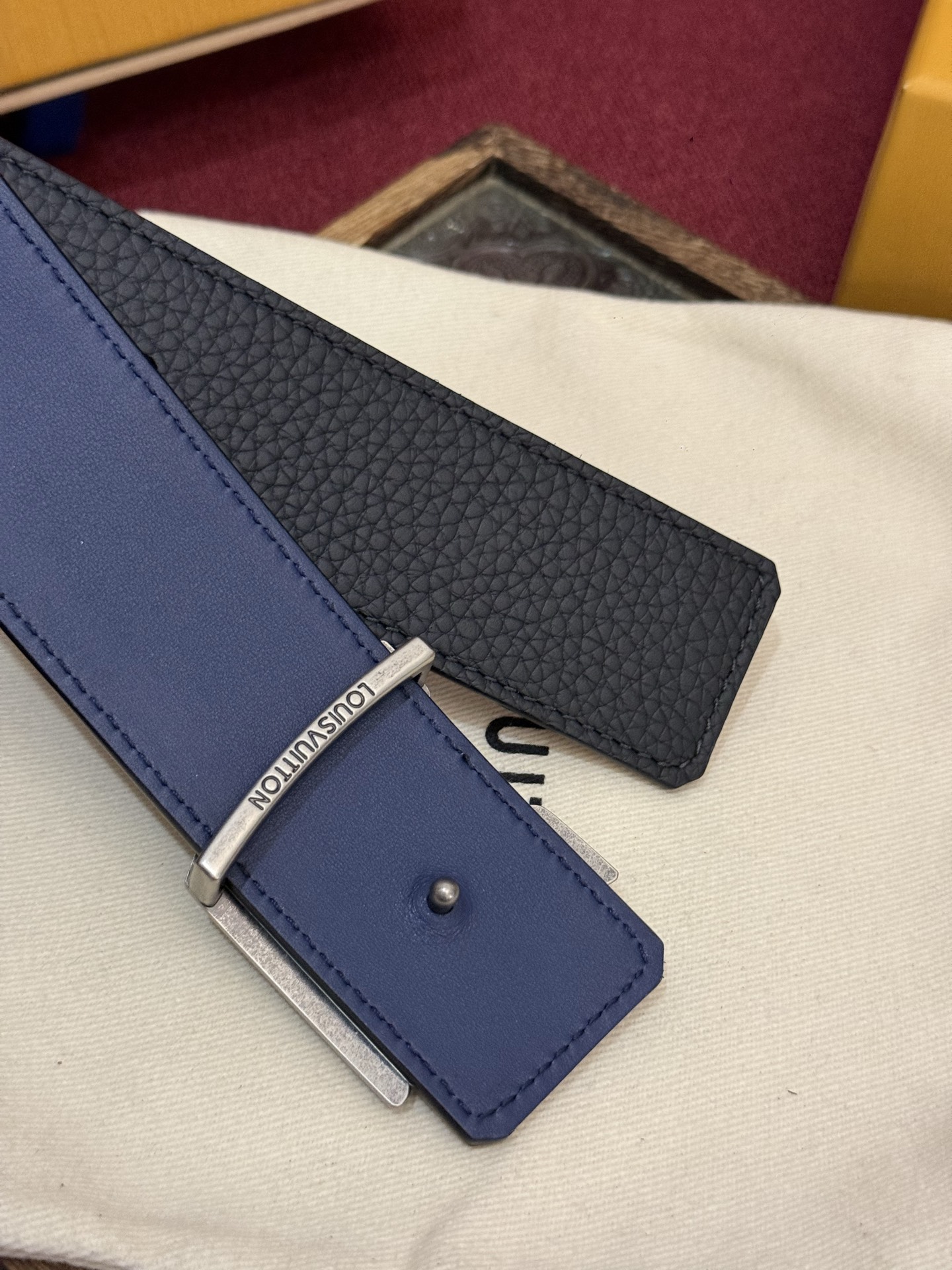 本款 Damier LV 40 毫米双面腰带做工精良，风格经典。深色牛皮革皮带与 LV 字母搭扣优雅相称