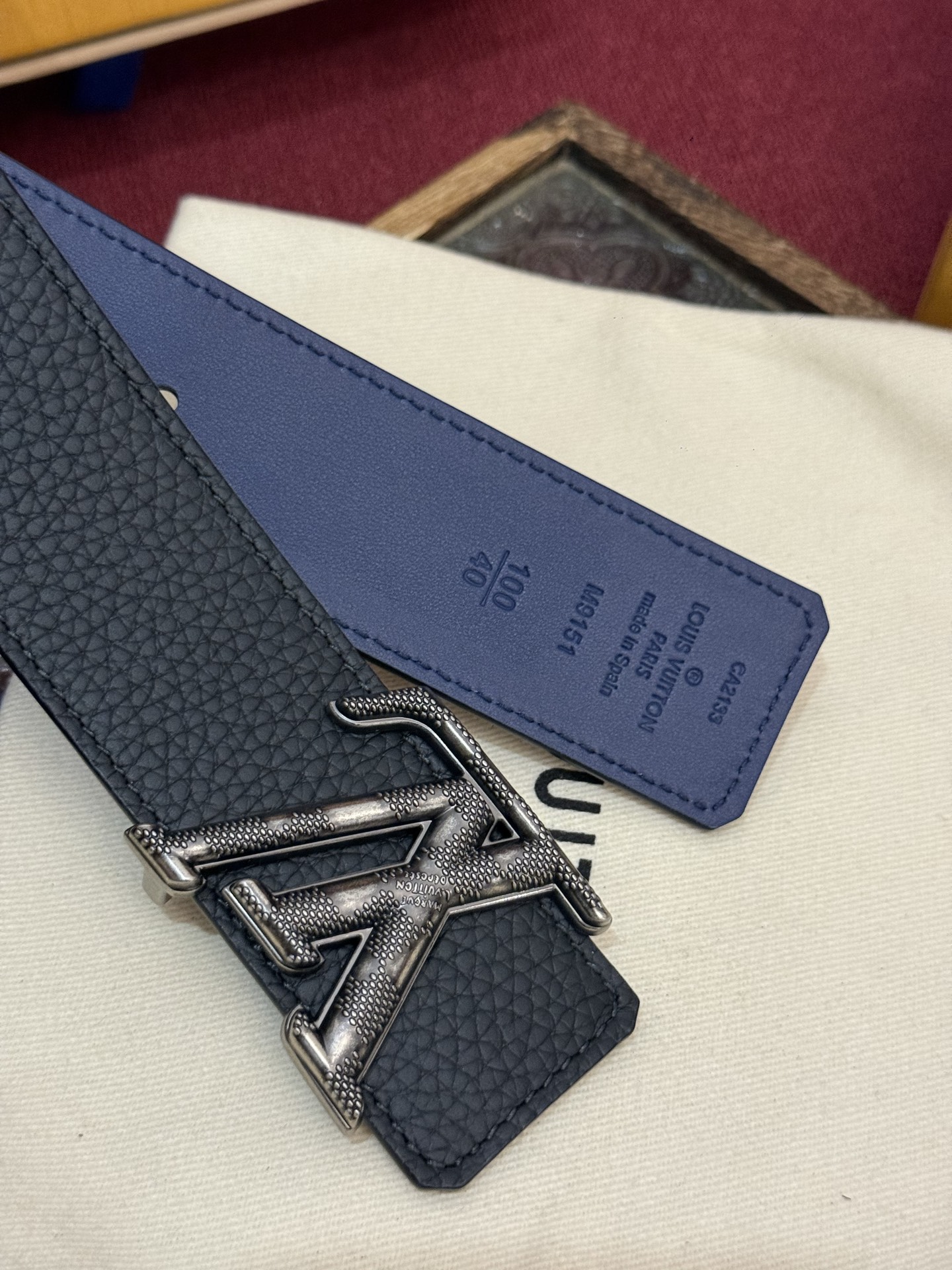 本款 Damier LV 40 毫米双面腰带做工精良，风格经典。深色牛皮革皮带与 LV 字母搭扣优雅相称