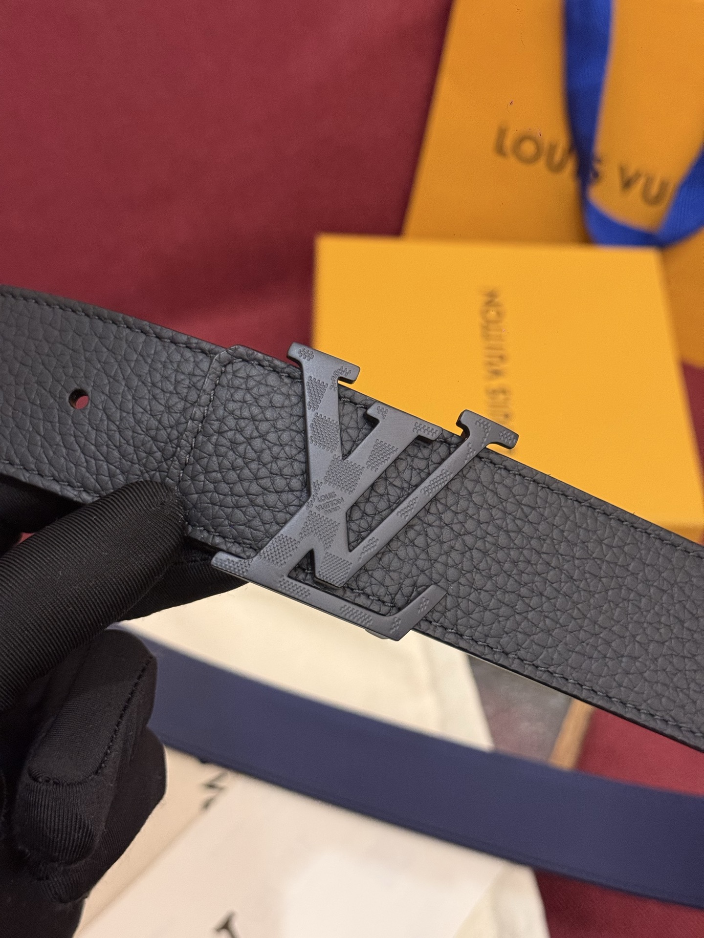 本款 Damier LV 40 毫米双面腰带做工精良，风格经典。深色牛皮革皮带与 LV 字母搭扣优雅相称