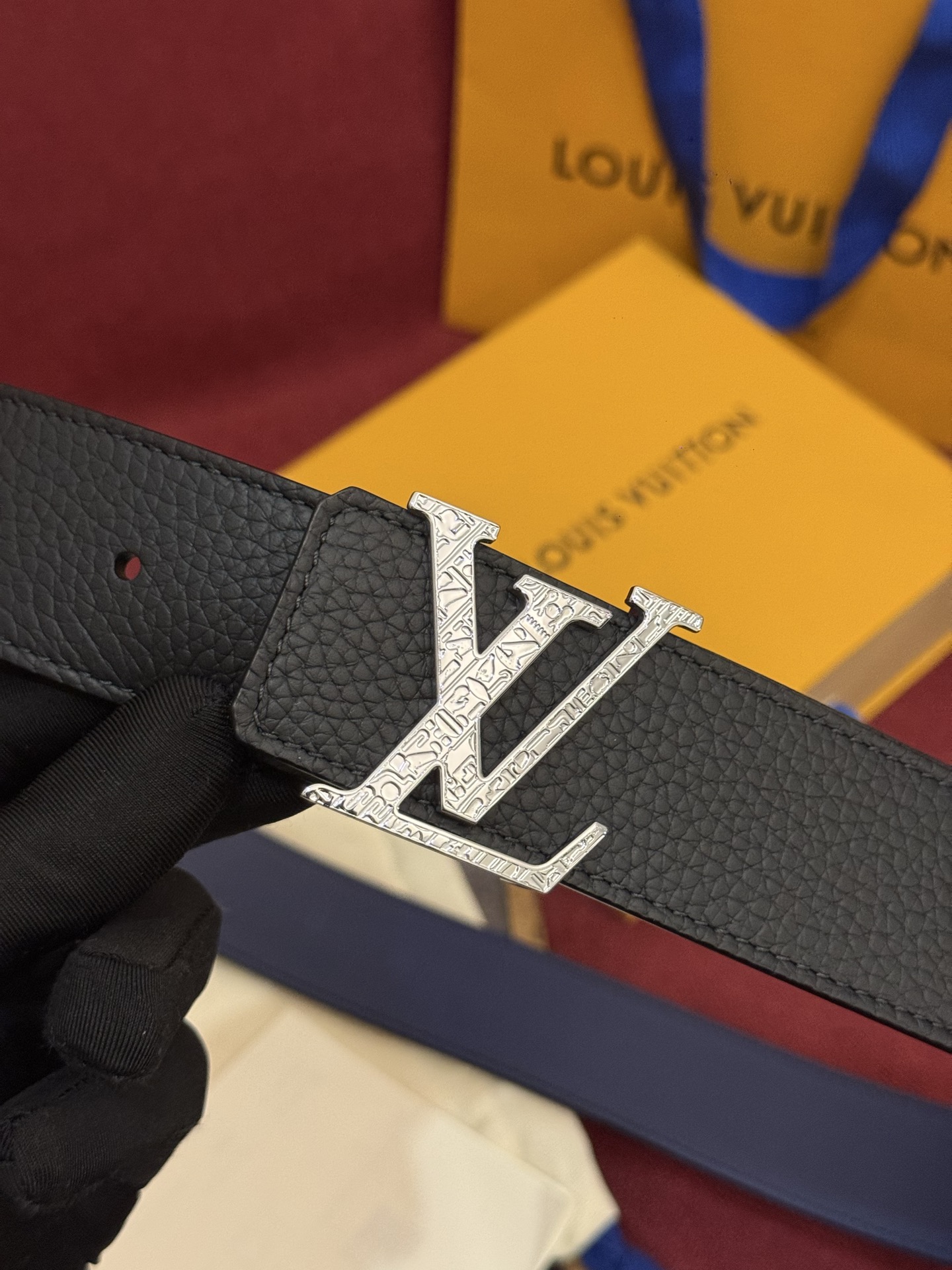 NO:882524,This Damier LV 40mm reversible belt is well-made and has a classic style. The dark cow leather belt is elegantly matched with the LV letter buckle and complements the carefully engraved Damier pattern. It is elegant and can be used on both sides, making it easy to match your favorite clothes., belt, louis vuitton, cowhide19860909本款 Damier LV 40 毫米双面腰带做工精良,风格经典.深色牛皮革皮带与 LV 字母搭扣优雅相称,与精心镂刻的 Damier 图案相得益彰.气质优雅,可双面使用,轻松搭配您钟爱的服饰.,皮带,louis vuitton,cowhide,Belt