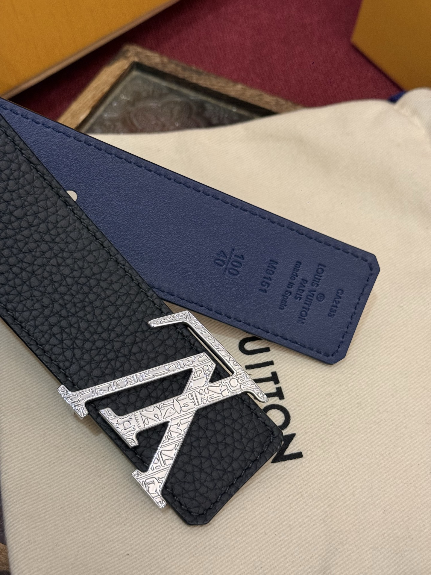 本款 Damier LV 40 毫米双面腰带做工精良，风格经典。深色牛皮革皮带与 LV 字母搭扣优雅相称