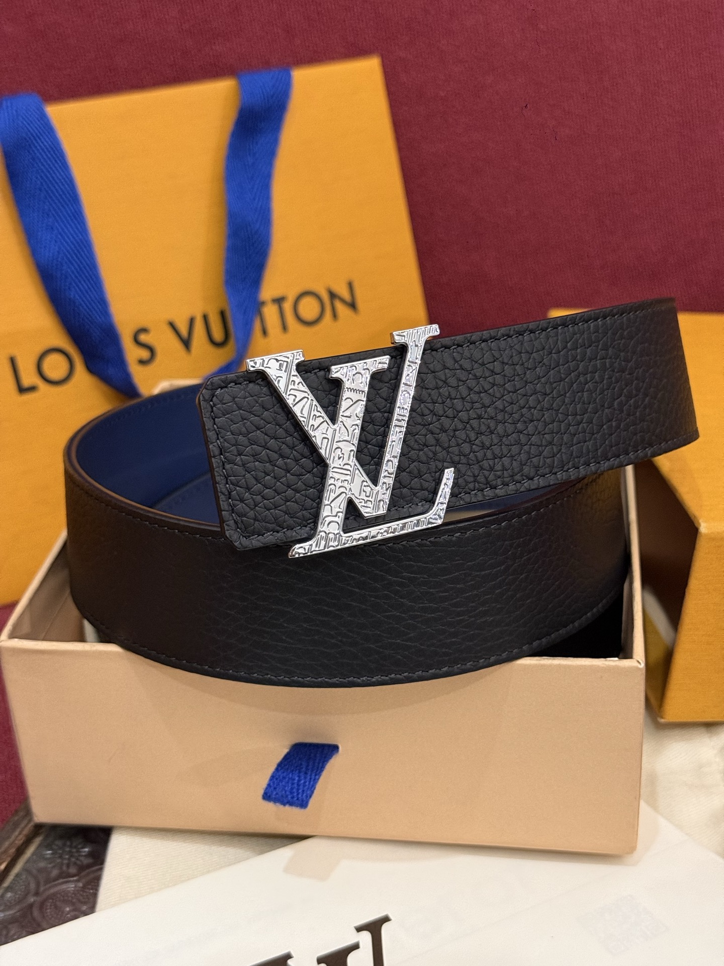 本款 Damier LV 40 毫米双面腰带做工精良，风格经典。深色牛皮革皮带与 LV 字母搭扣优雅相称