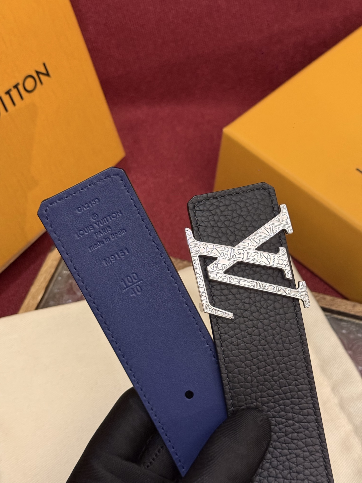 本款 Damier LV 40 毫米双面腰带做工精良，风格经典。深色牛皮革皮带与 LV 字母搭扣优雅相称