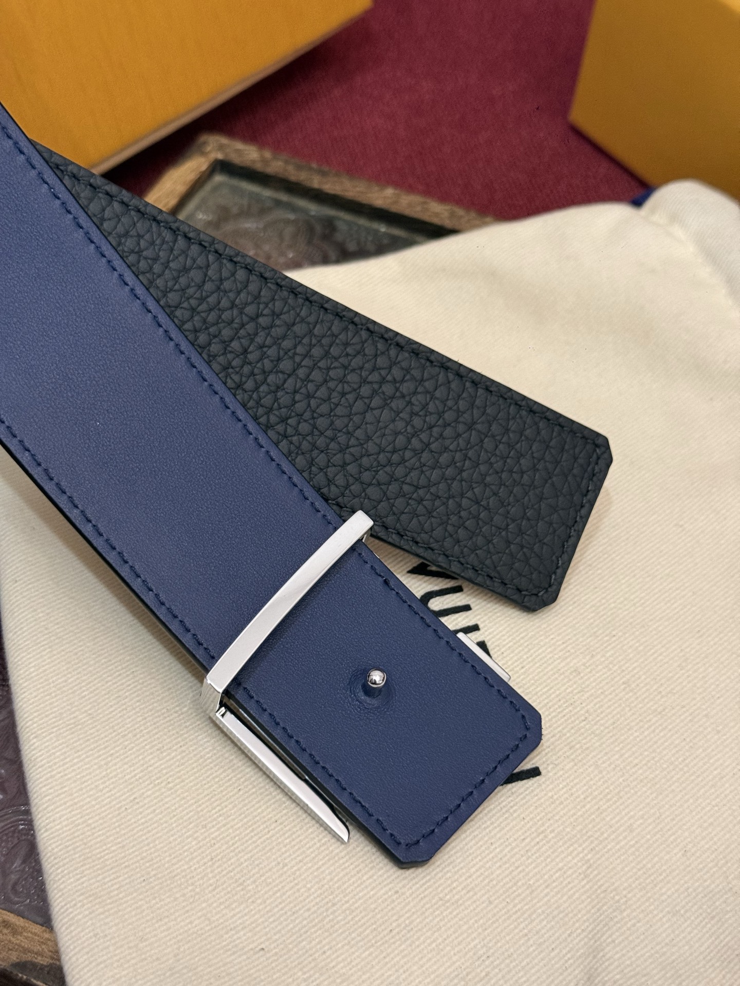 本款 Damier LV 40 毫米双面腰带做工精良，风格经典。深色牛皮革皮带与 LV 字母搭扣优雅相称