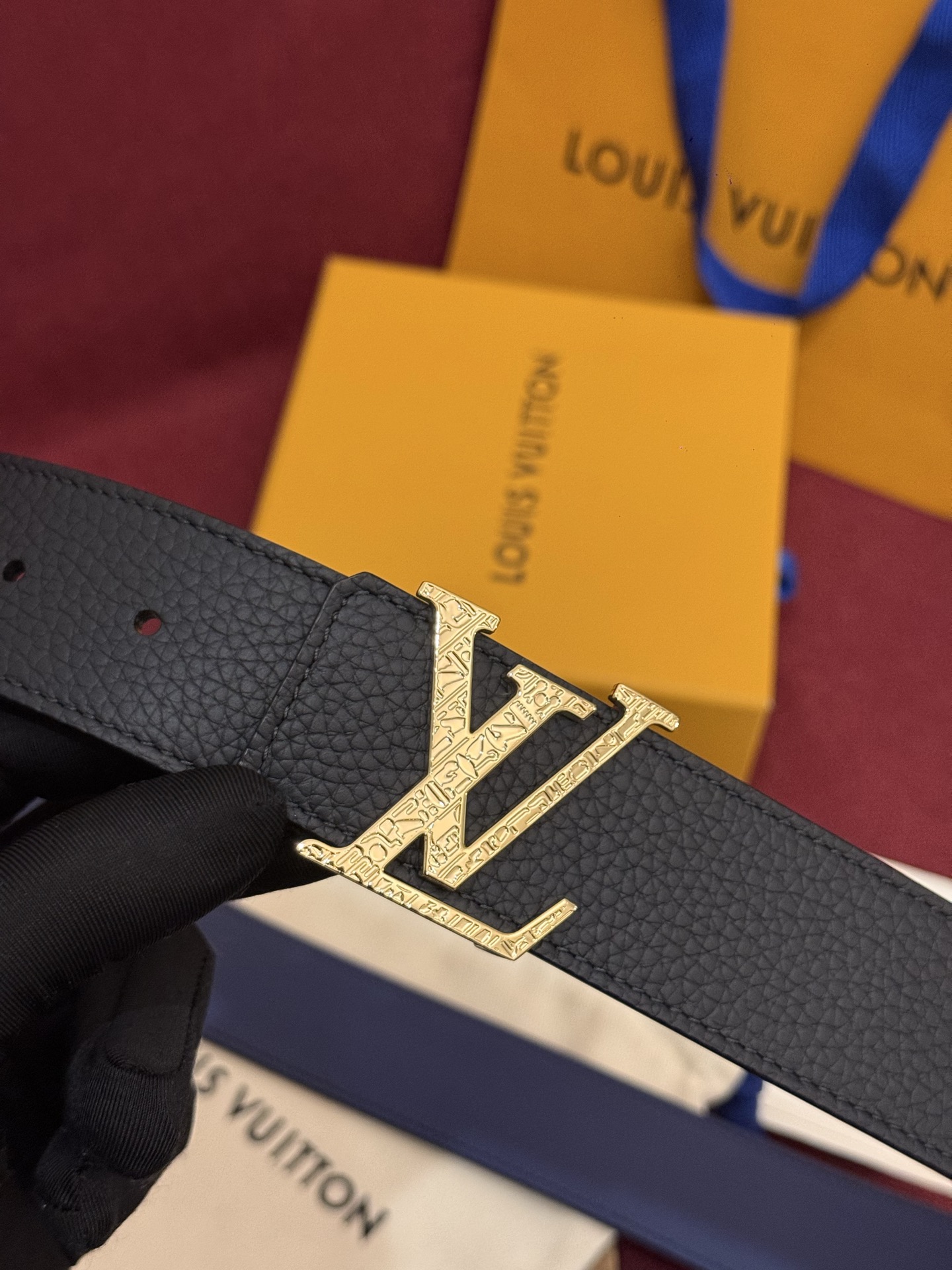 NO:860681,This Damier LV 40mm reversible belt is well-made and has a classic style. The dark cow leather belt is elegantly matched with the LV letter buckle and complements the carefully engraved Damier pattern. It is elegant and can be used on both sides, making it easy to match your favorite clothes., belt, louis vuitton, cowhide19860909本款 Damier LV 40 毫米双面腰带做工精良,风格经典.深色牛皮革皮带与 LV 字母搭扣优雅相称,与精心镂刻的 Damier 图案相得益彰.气质优雅,可双面使用,轻松搭配您钟爱的服饰.,皮带,louis vuitton,cowhide,Belt