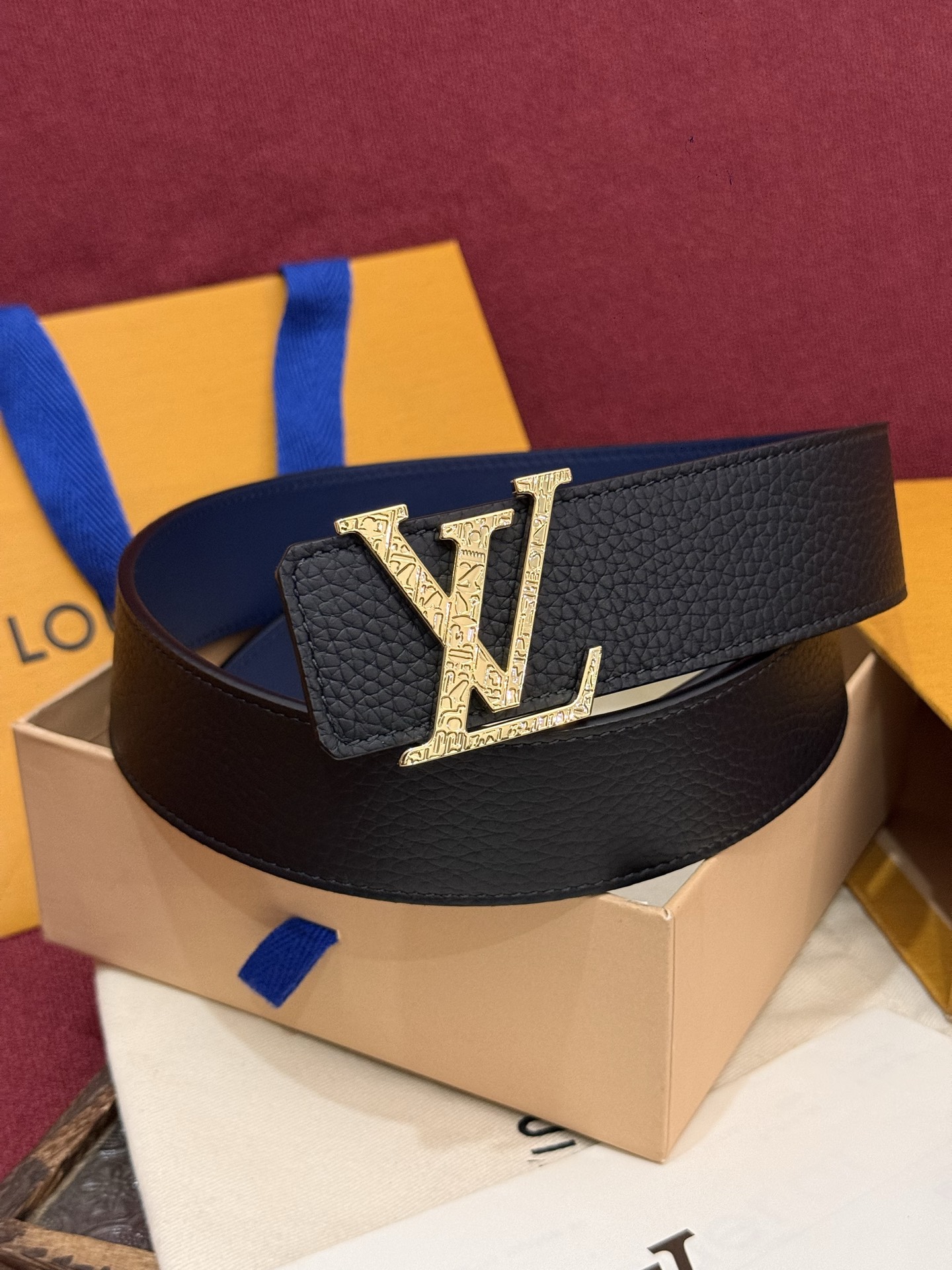 本款 Damier LV 40 毫米双面腰带做工精良，风格经典。深色牛皮革皮带与 LV 字母搭扣优雅相称