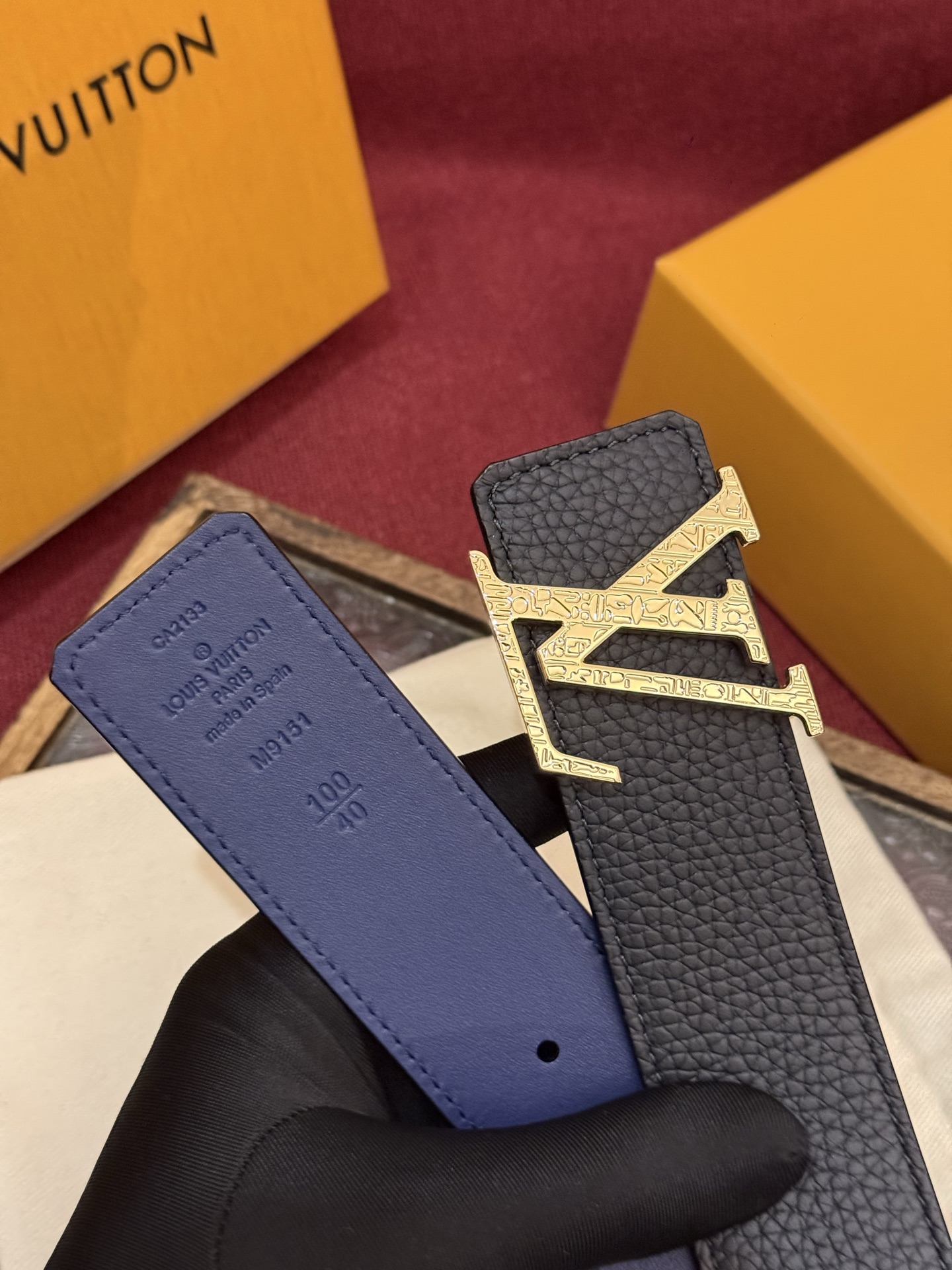 本款 Damier LV 40 毫米双面腰带做工精良，风格经典。深色牛皮革皮带与 LV 字母搭扣优雅相称