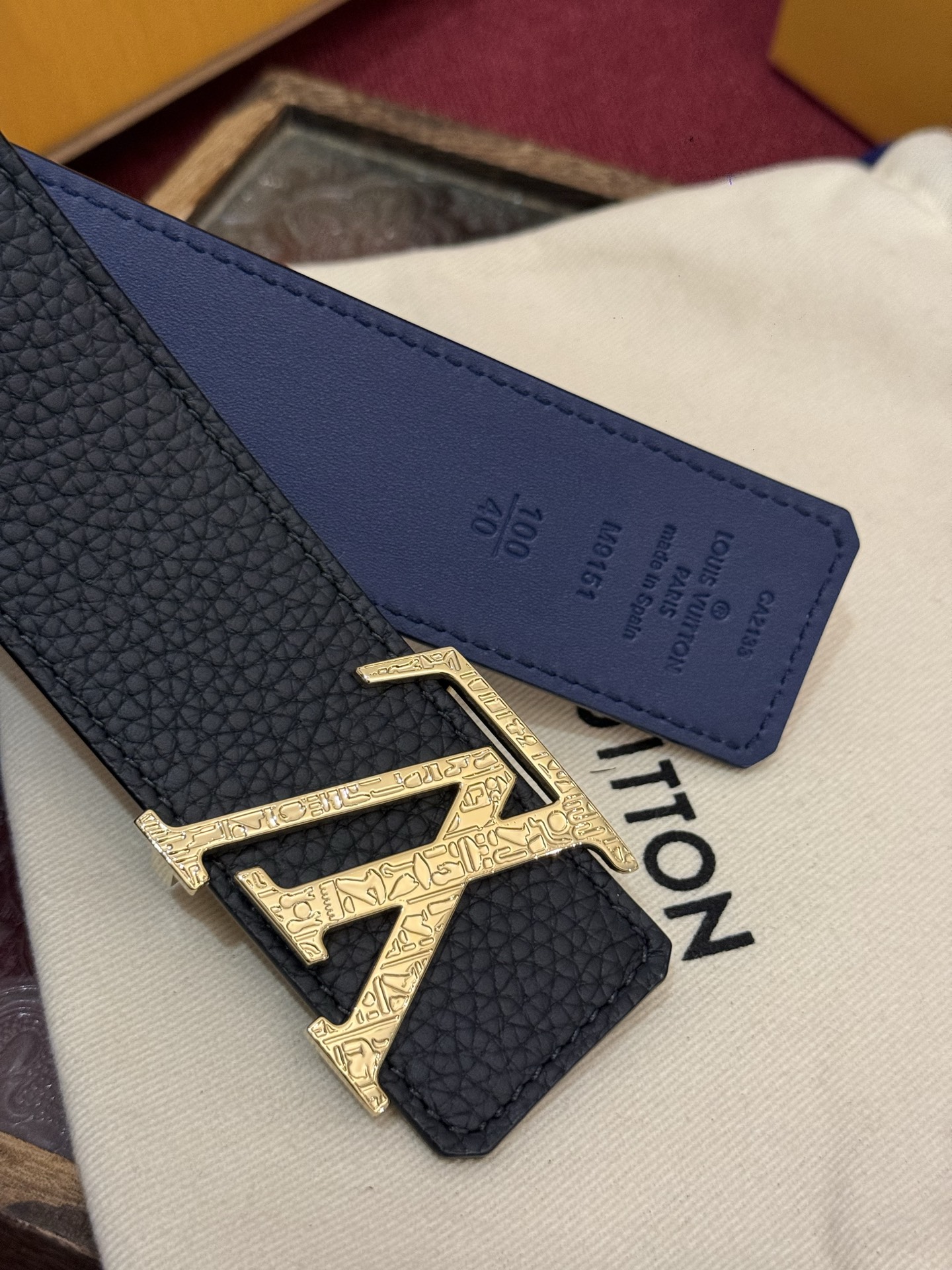 本款 Damier LV 40 毫米双面腰带做工精良，风格经典。深色牛皮革皮带与 LV 字母搭扣优雅相称