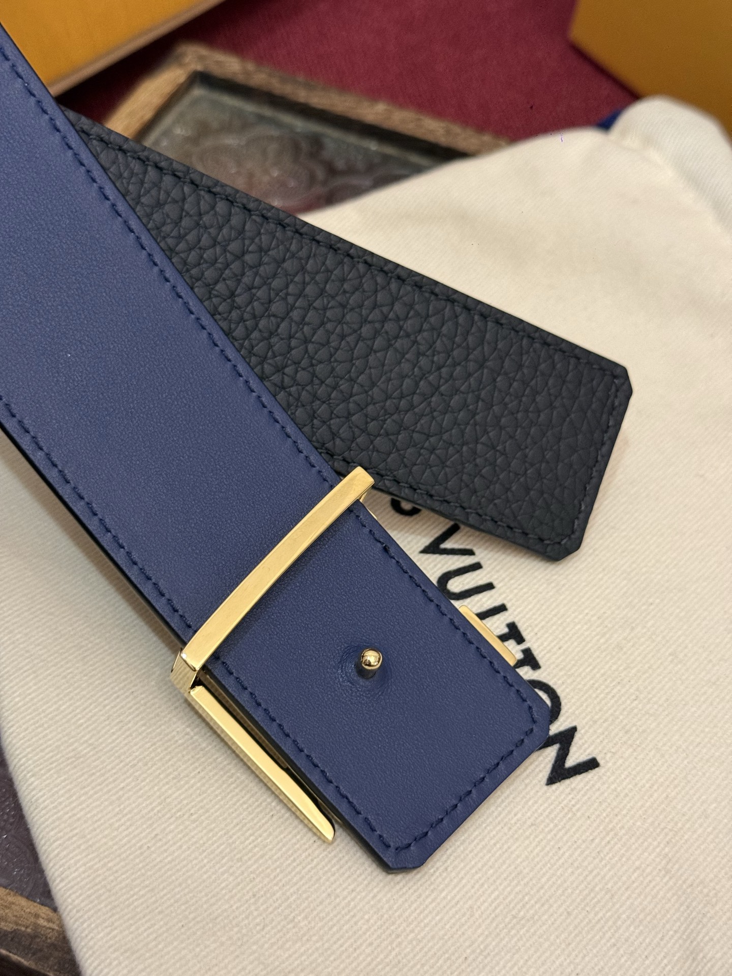 本款 Damier LV 40 毫米双面腰带做工精良，风格经典。深色牛皮革皮带与 LV 字母搭扣优雅相称