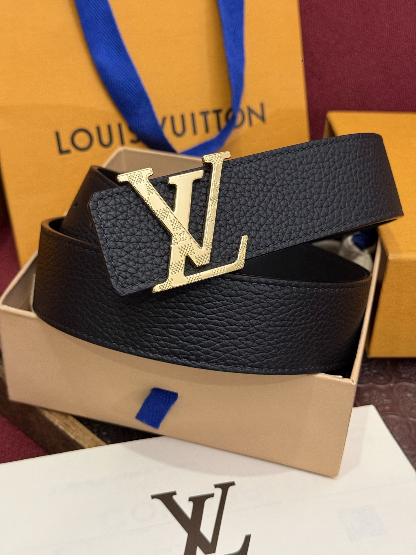 本款 Damier LV 40 毫米双面腰带做工精良，风格经典。黑色牛皮革皮带与 LV 字母搭扣优雅相称