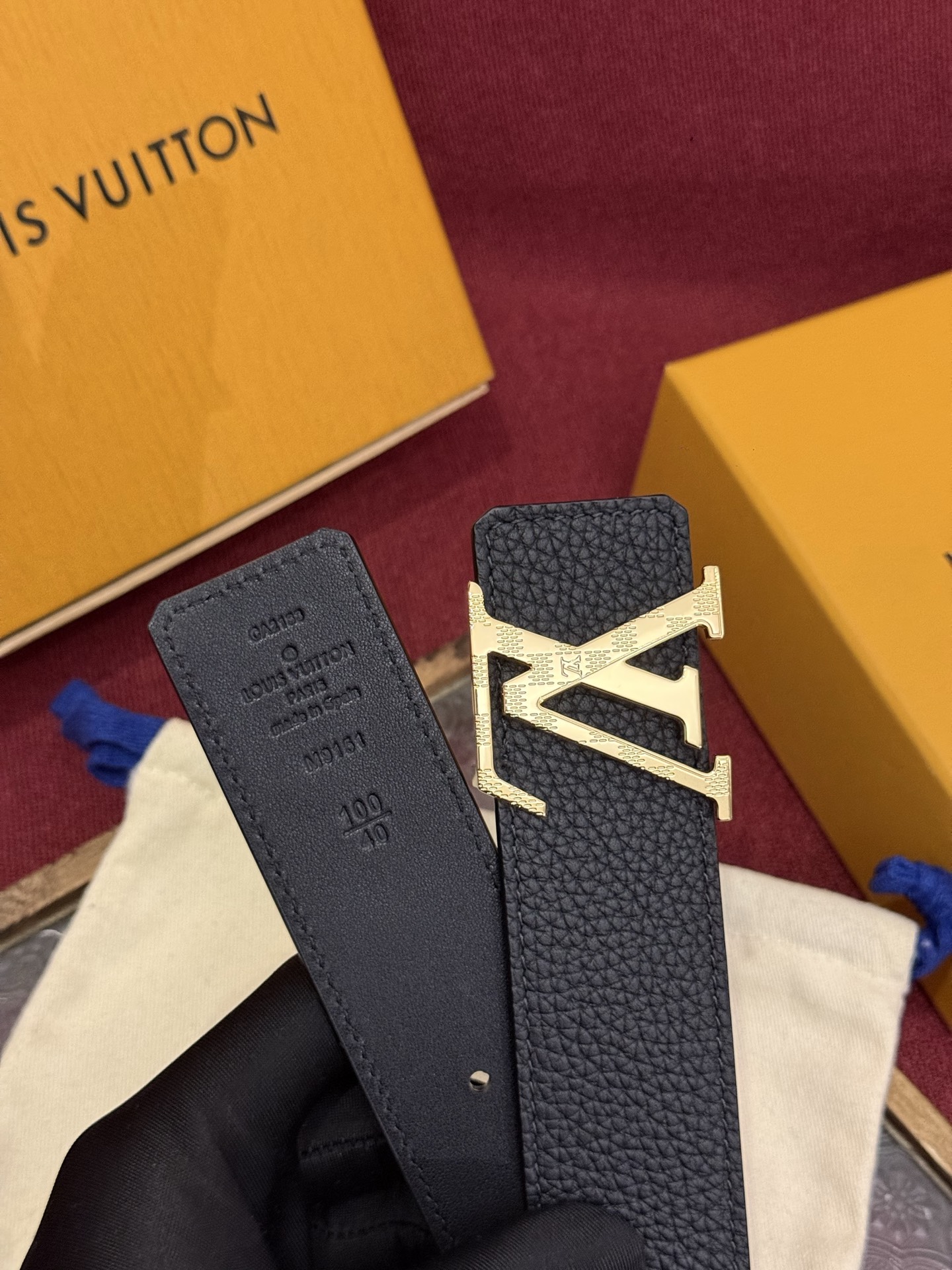 本款 Damier LV 40 毫米双面腰带做工精良，风格经典。黑色牛皮革皮带与 LV 字母搭扣优雅相称