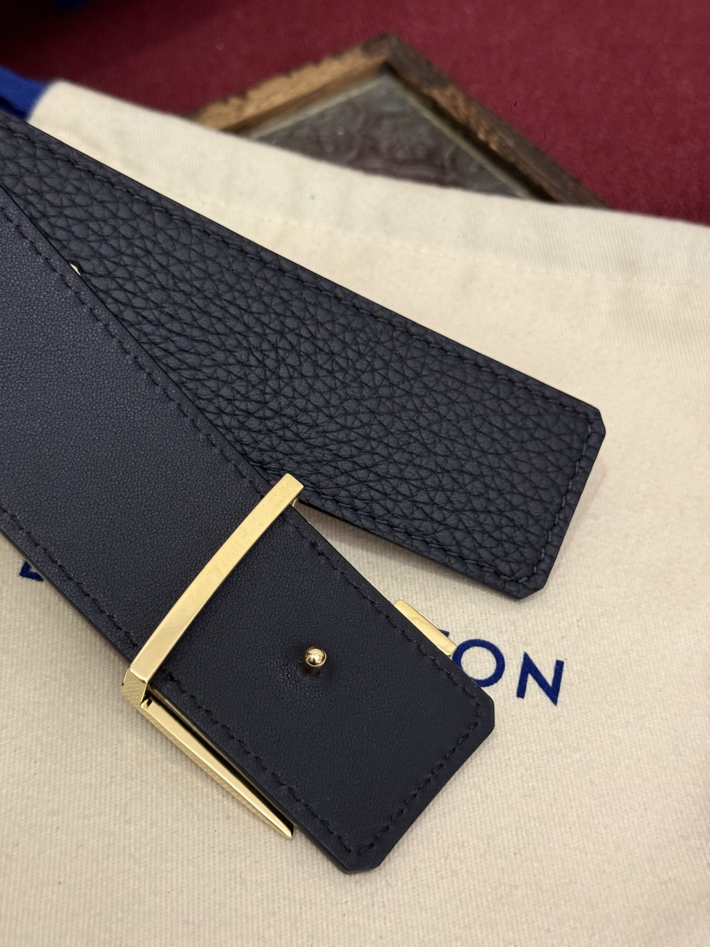 本款 Damier LV 40 毫米双面腰带做工精良，风格经典。黑色牛皮革皮带与 LV 字母搭扣优雅相称