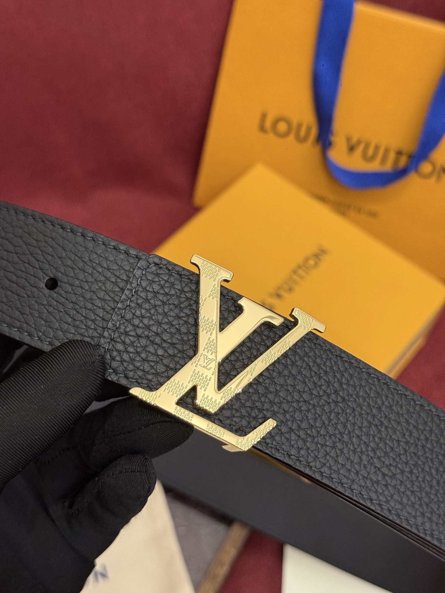 本款 Damier LV 40 毫米双面腰带做工精良，风格经典。黑色牛皮革皮带与 LV 字母搭扣优雅相称