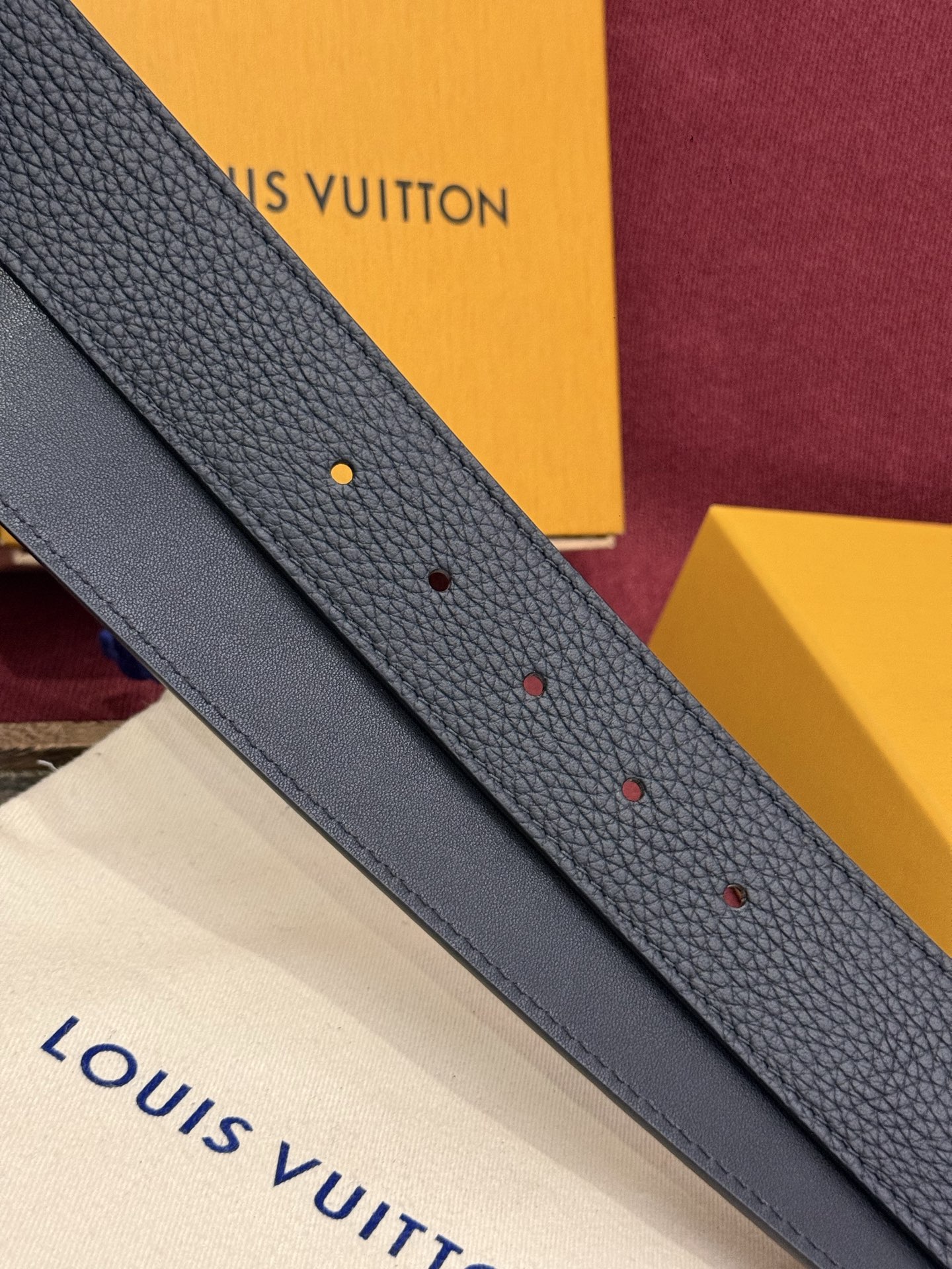 本款 Damier LV 40 毫米双面腰带做工精良，风格经典。黑色牛皮革皮带与 LV 字母搭扣优雅相称
