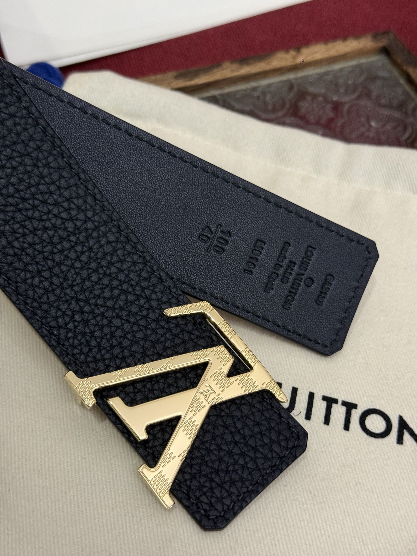 本款 Damier LV 40 毫米双面腰带做工精良，风格经典。黑色牛皮革皮带与 LV 字母搭扣优雅相称