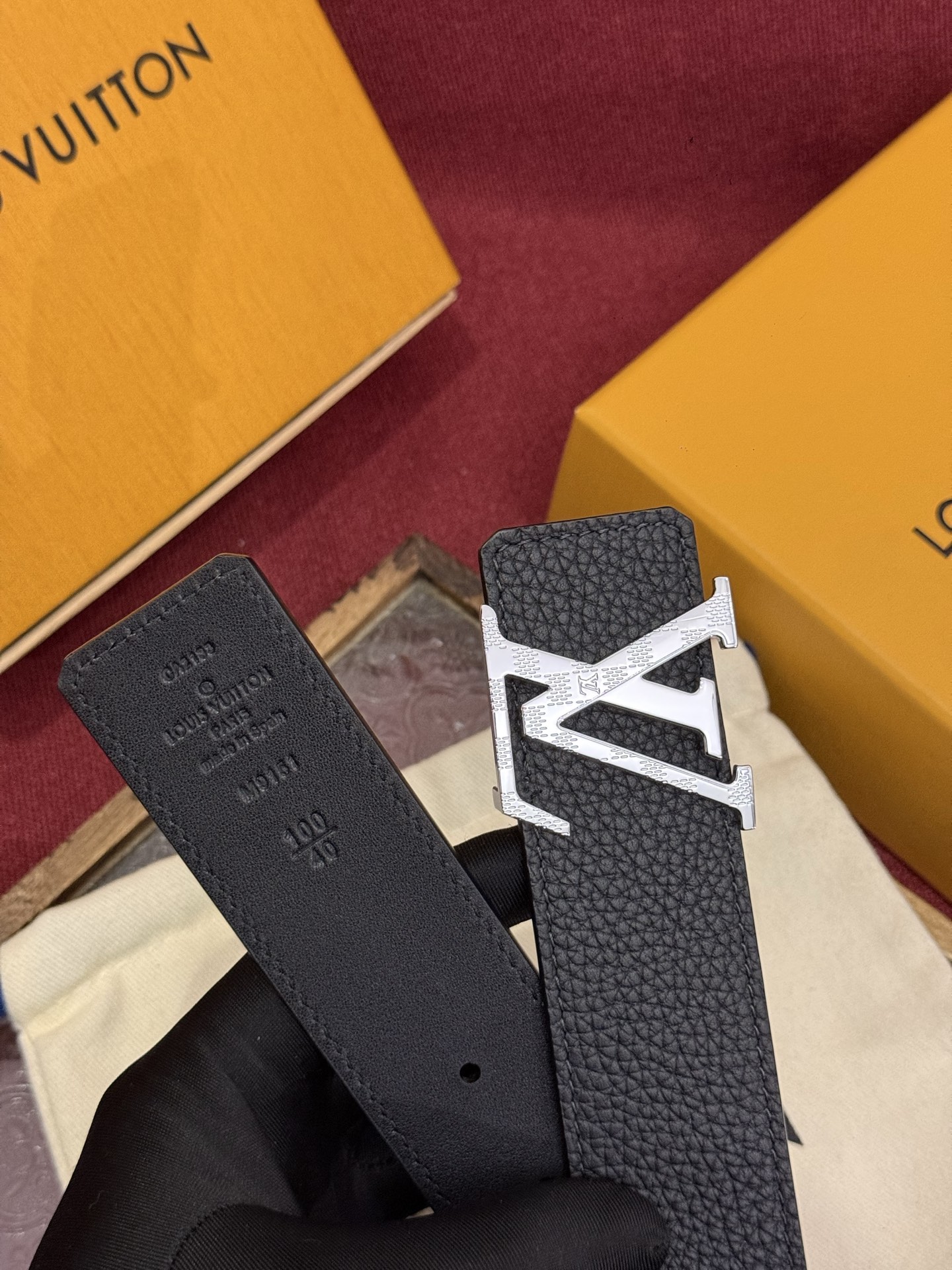 本款 Damier LV 40 毫米双面腰带做工精良，风格经典。黑色牛皮革皮带与 LV 字母搭扣优雅相称