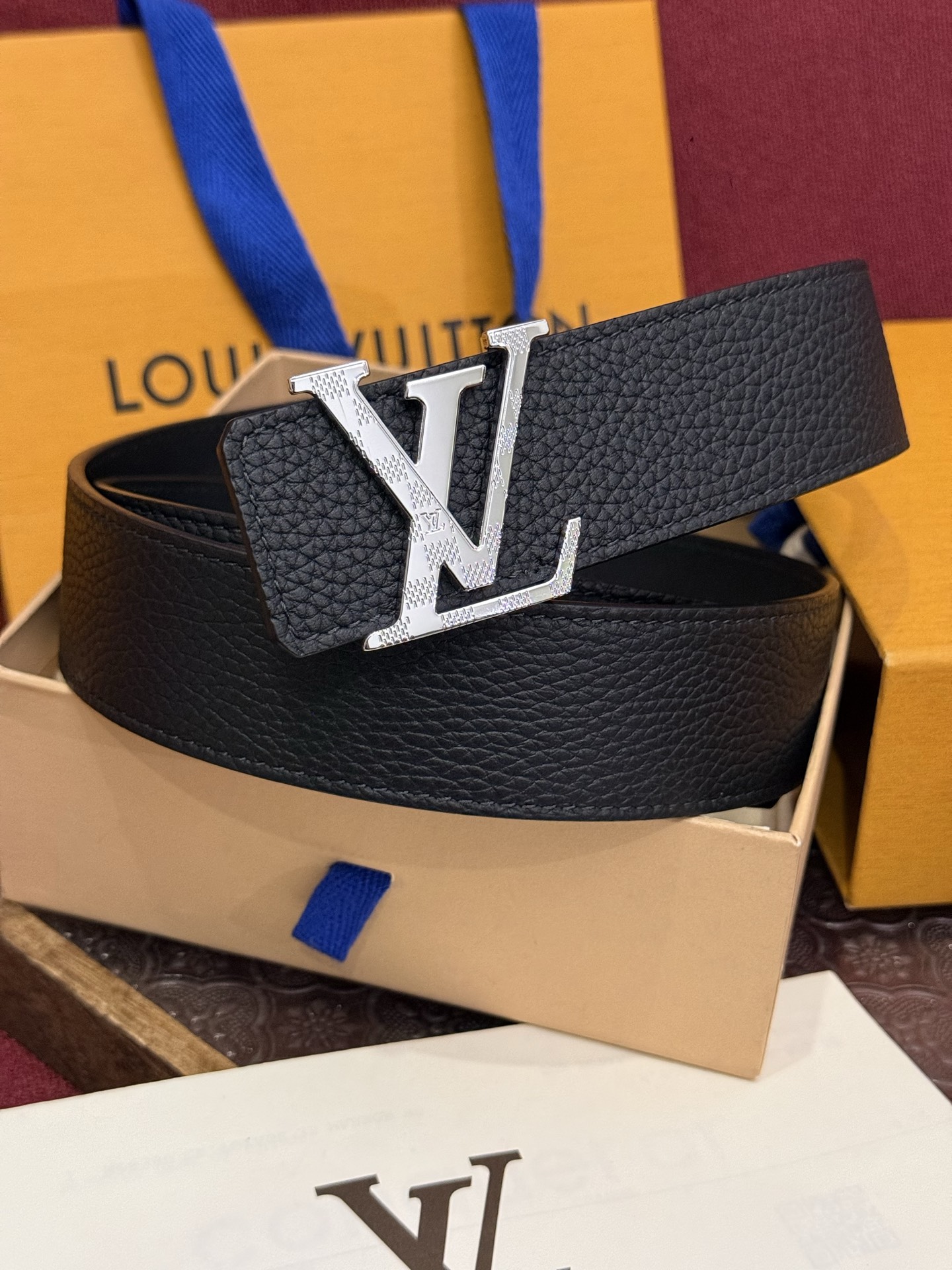 本款 Damier LV 40 毫米双面腰带做工精良，风格经典。黑色牛皮革皮带与 LV 字母搭扣优雅相称