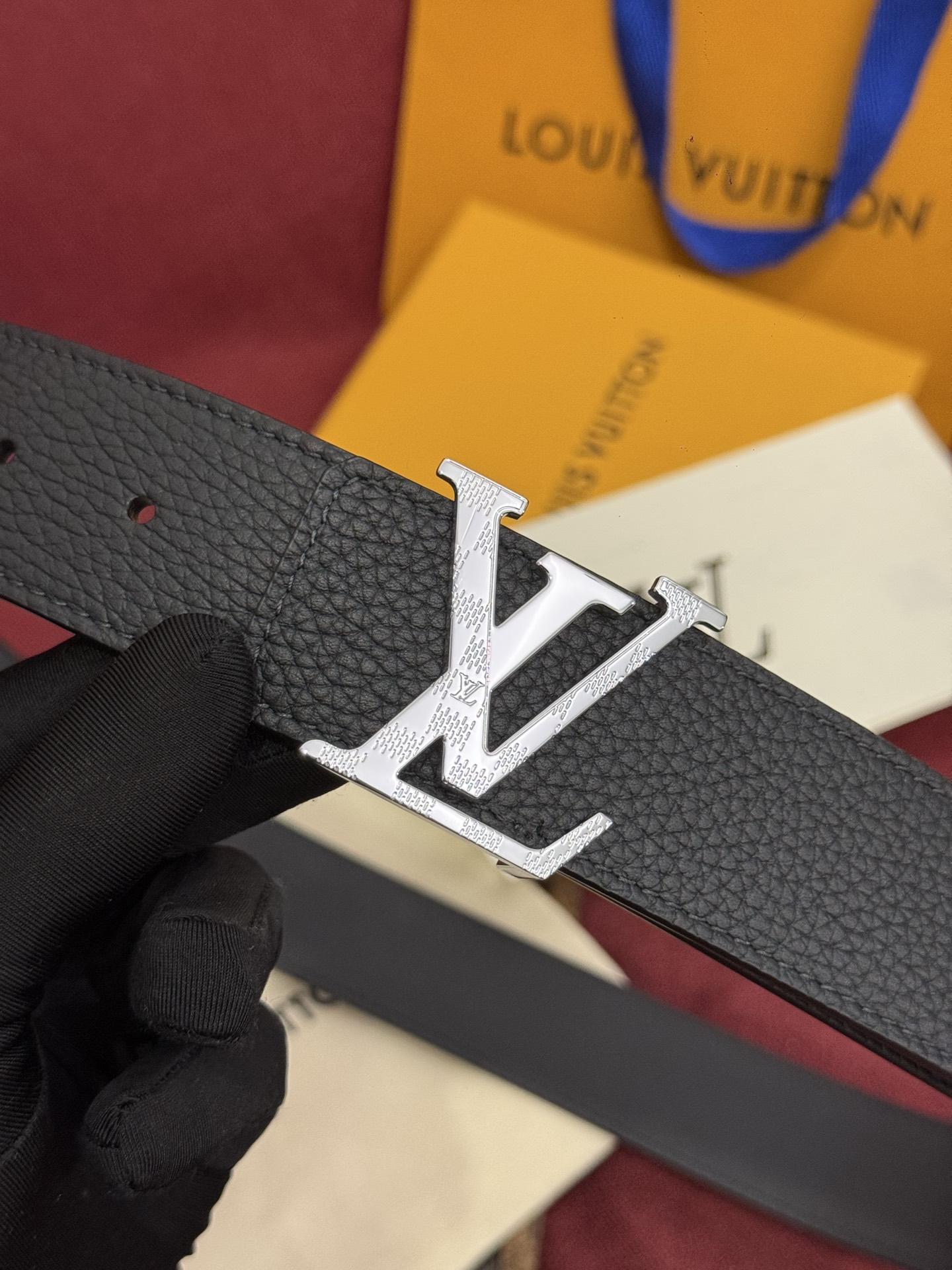 本款 Damier LV 40 毫米双面腰带做工精良，风格经典。黑色牛皮革皮带与 LV 字母搭扣优雅相称