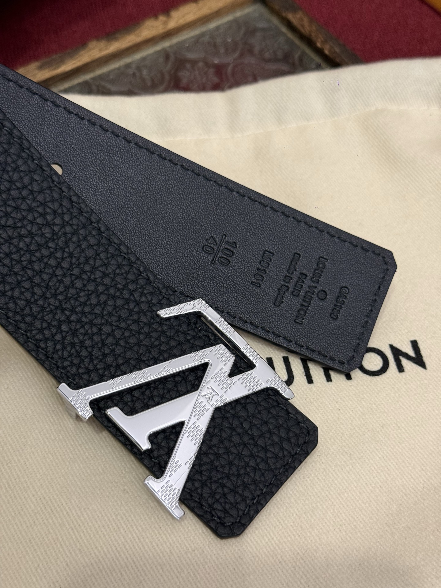 本款 Damier LV 40 毫米双面腰带做工精良，风格经典。黑色牛皮革皮带与 LV 字母搭扣优雅相称