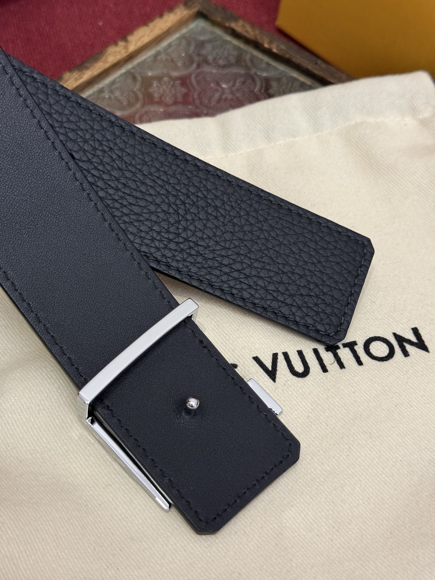 本款 Damier LV 40 毫米双面腰带做工精良，风格经典。黑色牛皮革皮带与 LV 字母搭扣优雅相称