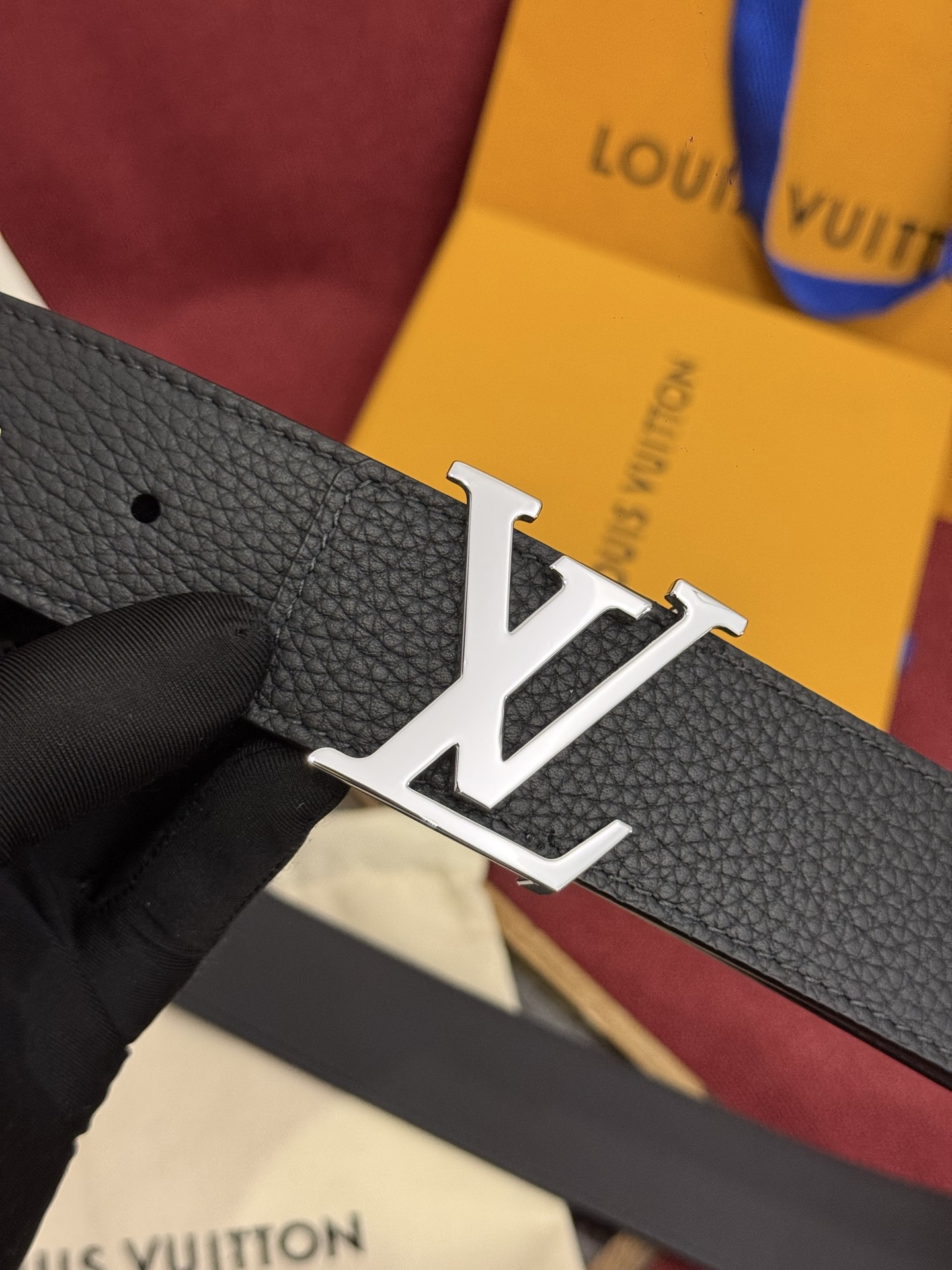 本款 Damier LV 40 毫米双面腰带做工精良，风格经典。黑色牛皮革皮带与 LV 字母搭扣优雅相称