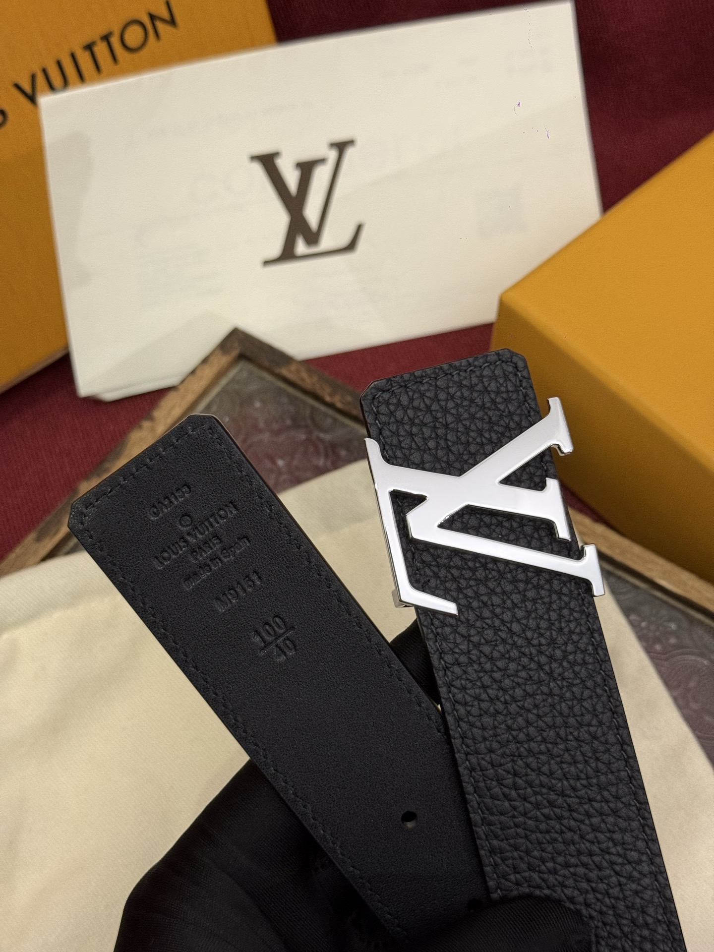 本款 Damier LV 40 毫米双面腰带做工精良，风格经典。黑色牛皮革皮带与 LV 字母搭扣优雅相称