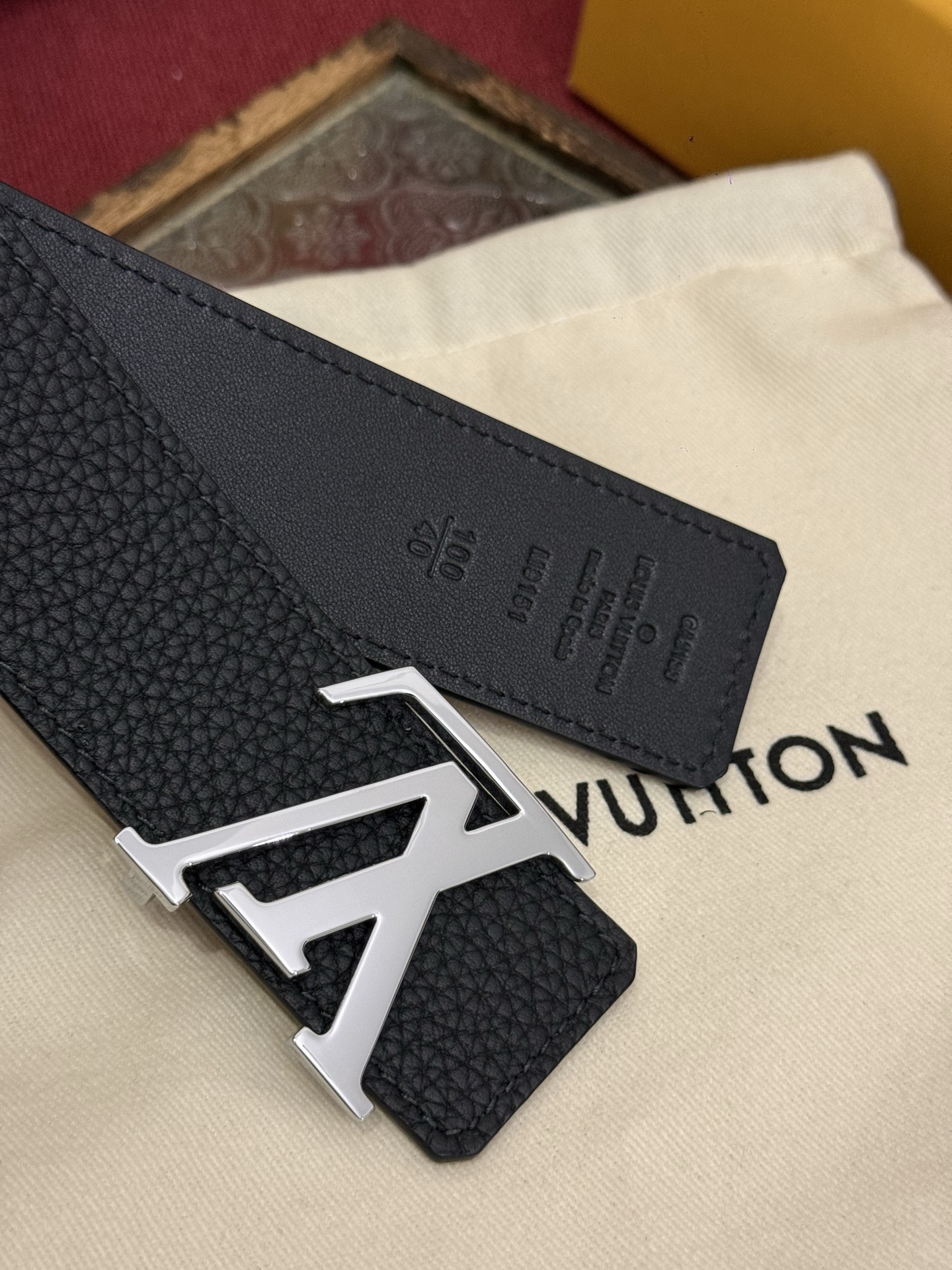 本款 Damier LV 40 毫米双面腰带做工精良，风格经典。黑色牛皮革皮带与 LV 字母搭扣优雅相称