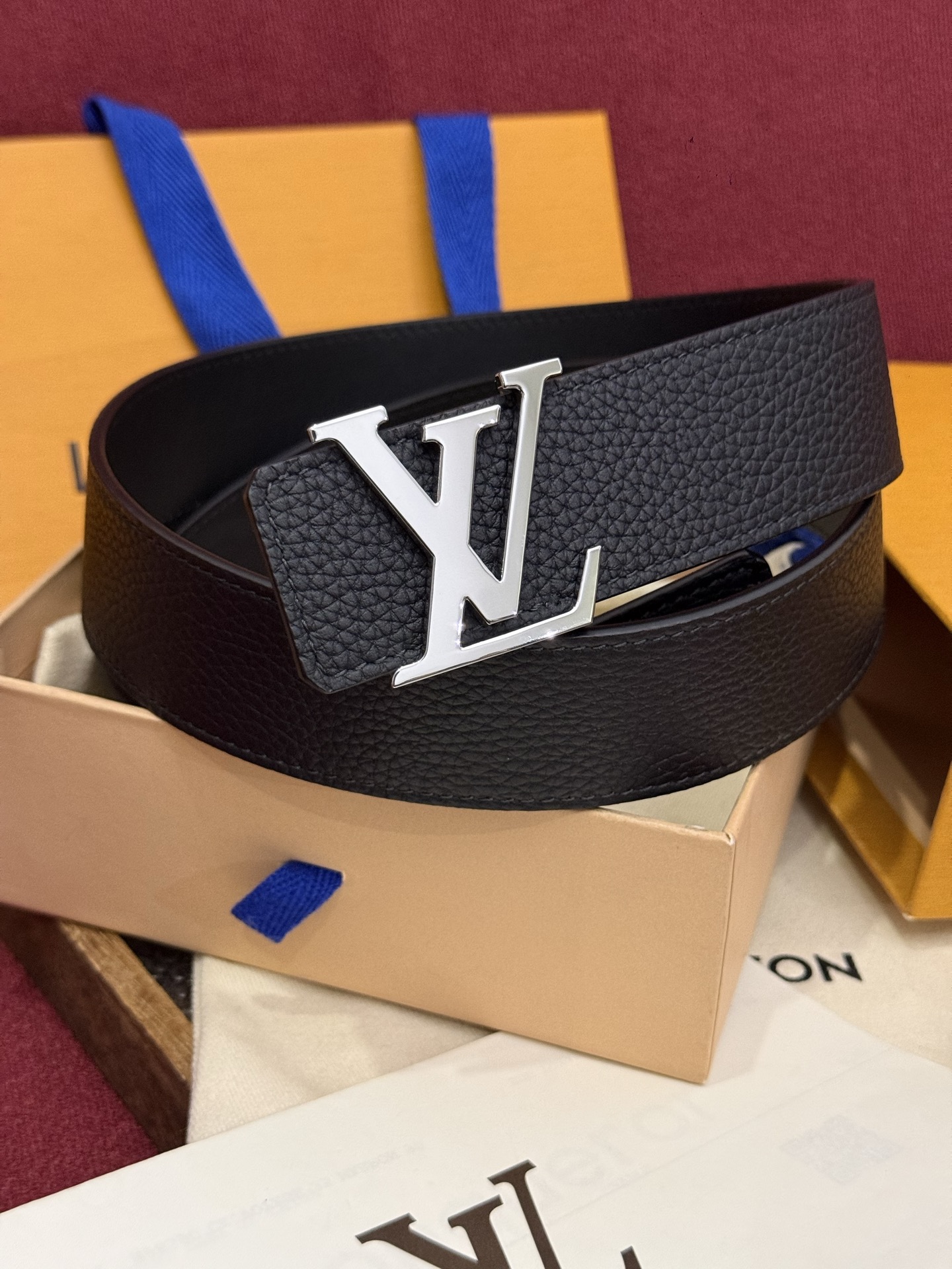 本款 Damier LV 40 毫米双面腰带做工精良，风格经典。黑色牛皮革皮带与 LV 字母搭扣优雅相称