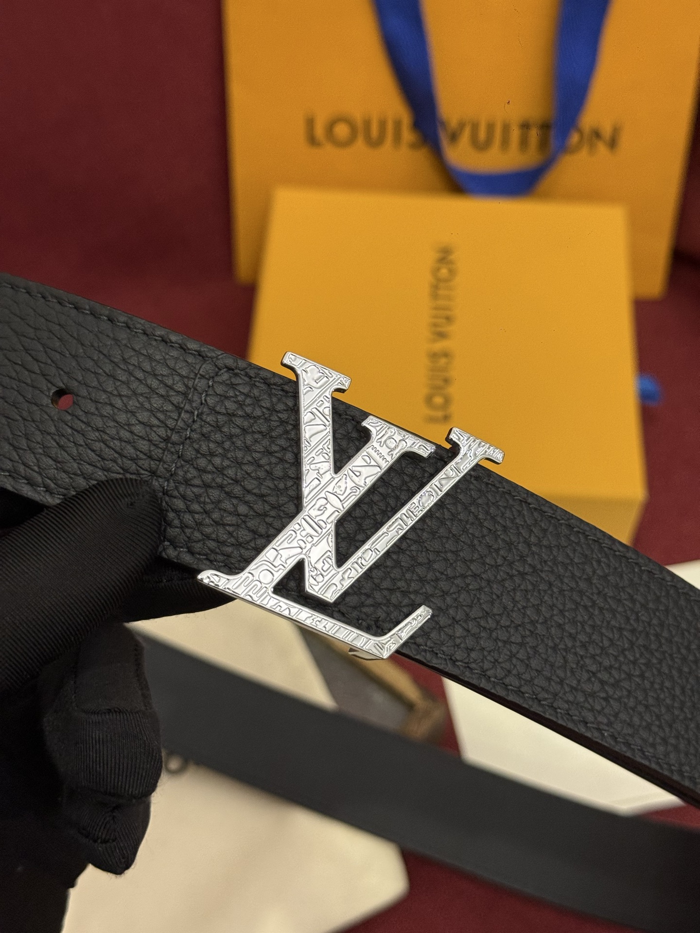 NO:882531,This Damier LV 40 mm reversible belt is well made and has a classic style. The black cow leather belt is elegantly matched with the LV letter buckle and complements the carefully engraved Damier pattern. It is elegant and can be used on both sides, making it easy to match your favorite clothes., belt, louis vuitton, cowhide19860909本款 Damier LV 40 毫米双面腰带做工精良,风格经典.黑色牛皮革皮带与 LV 字母搭扣优雅相称,与精心镂刻的 Damier 图案相得益彰.气质优雅,可双面使用,轻松搭配您钟爱的服饰.,皮带,louis vuitton,cowhide,Belt