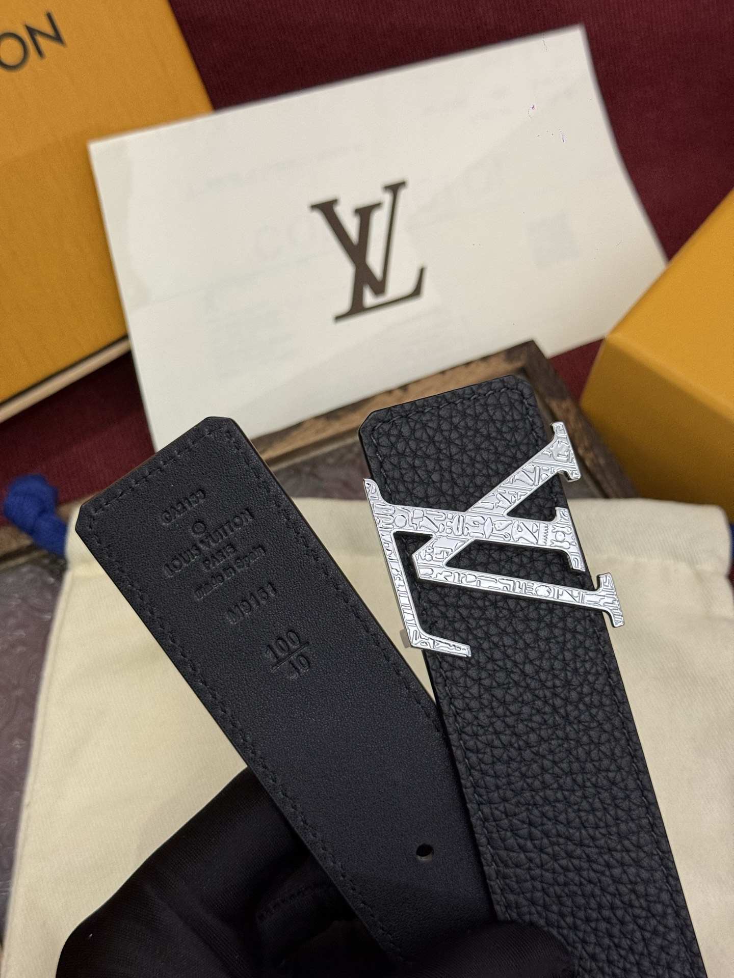 本款 Damier LV 40 毫米双面腰带做工精良，风格经典。黑色牛皮革皮带与 LV 字母搭扣优雅相称