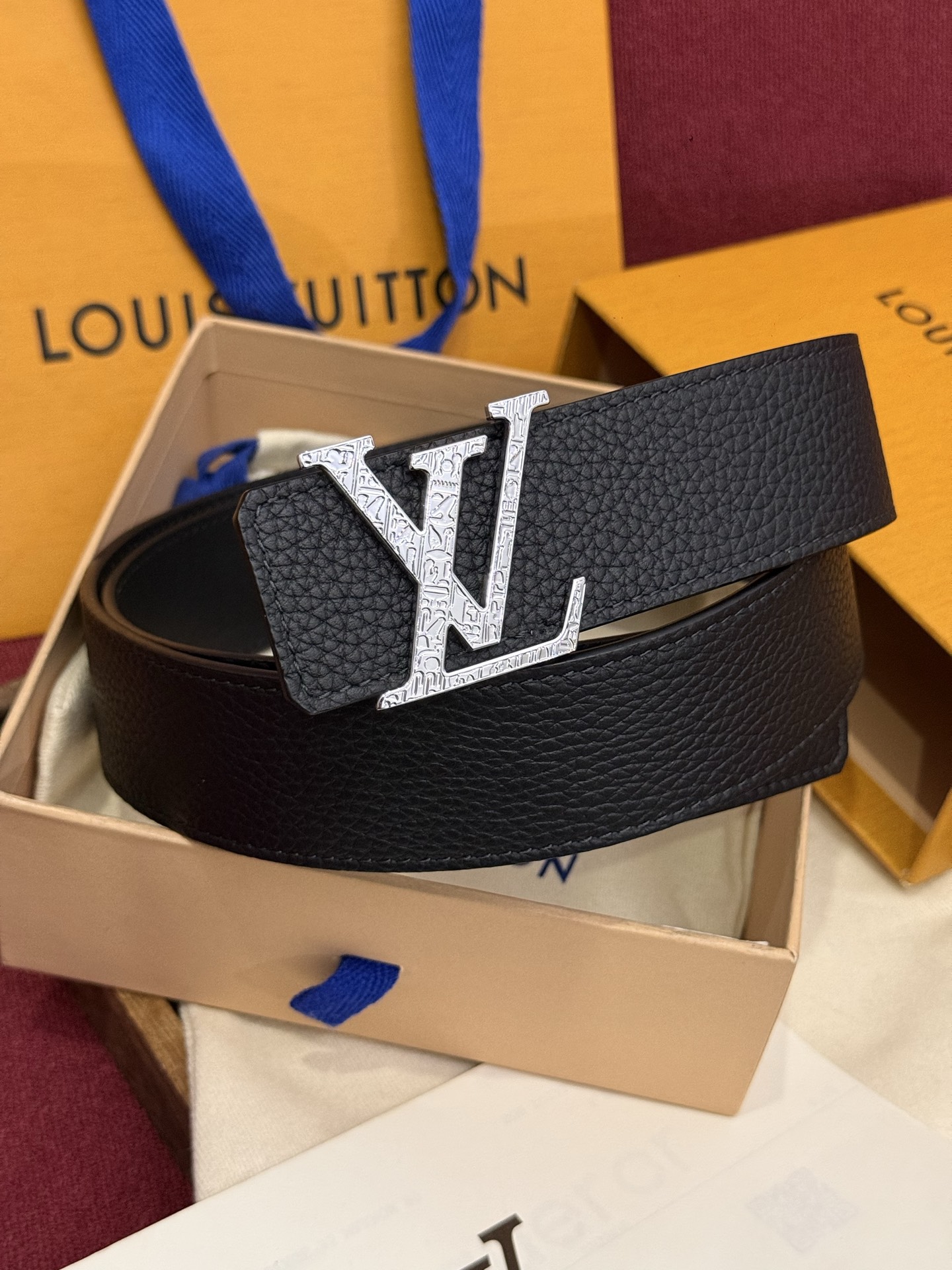 本款 Damier LV 40 毫米双面腰带做工精良，风格经典。黑色牛皮革皮带与 LV 字母搭扣优雅相称