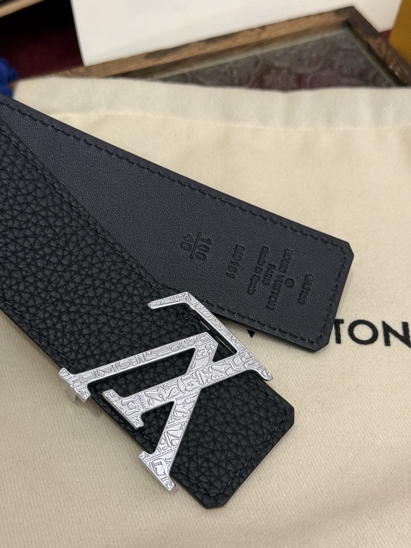本款 Damier LV 40 毫米双面腰带做工精良，风格经典。黑色牛皮革皮带与 LV 字母搭扣优雅相称