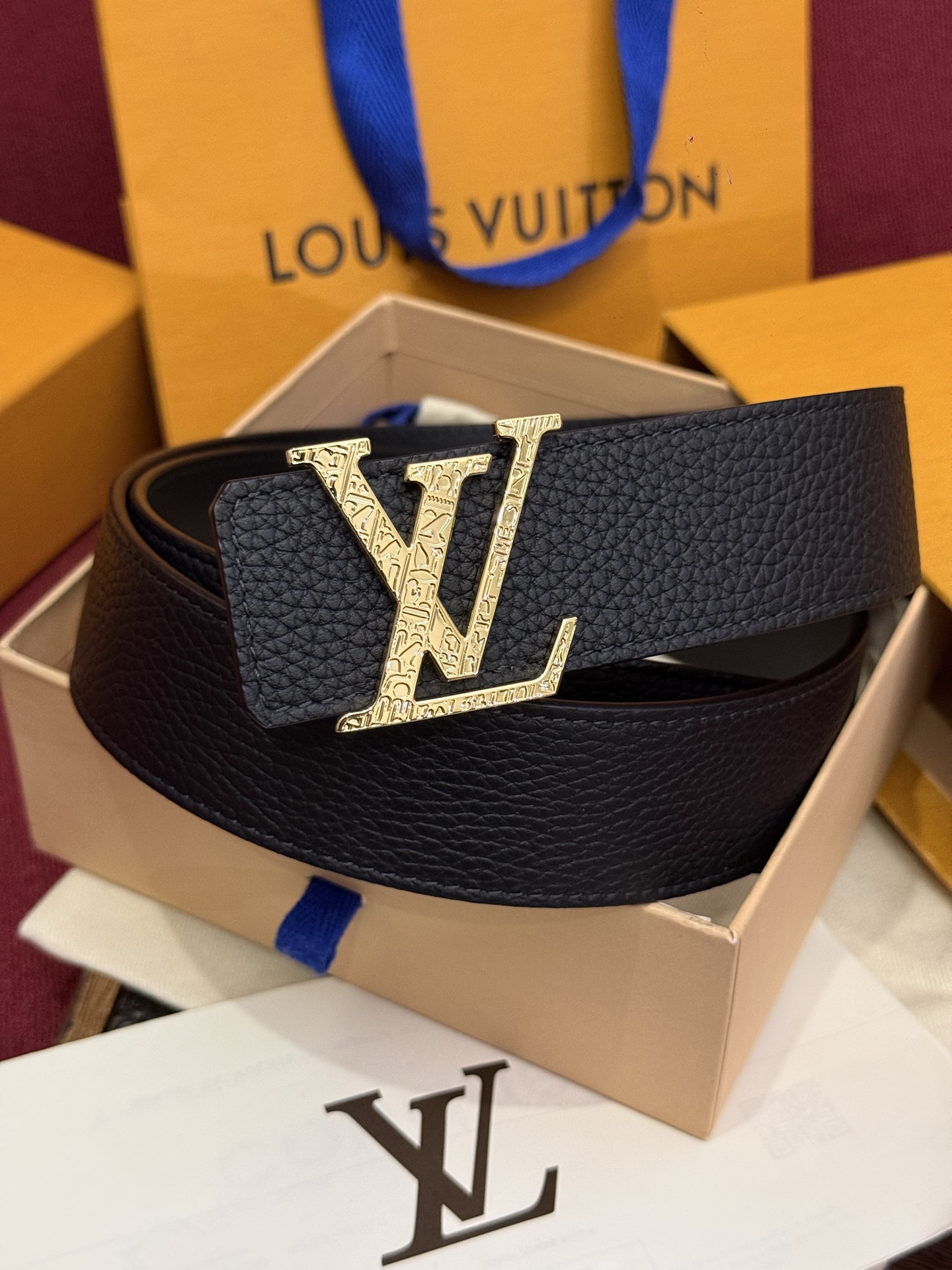 本款 Damier LV 40 毫米双面腰带做工精良，风格经典。黑色牛皮革皮带与 LV 字母搭扣优雅相称