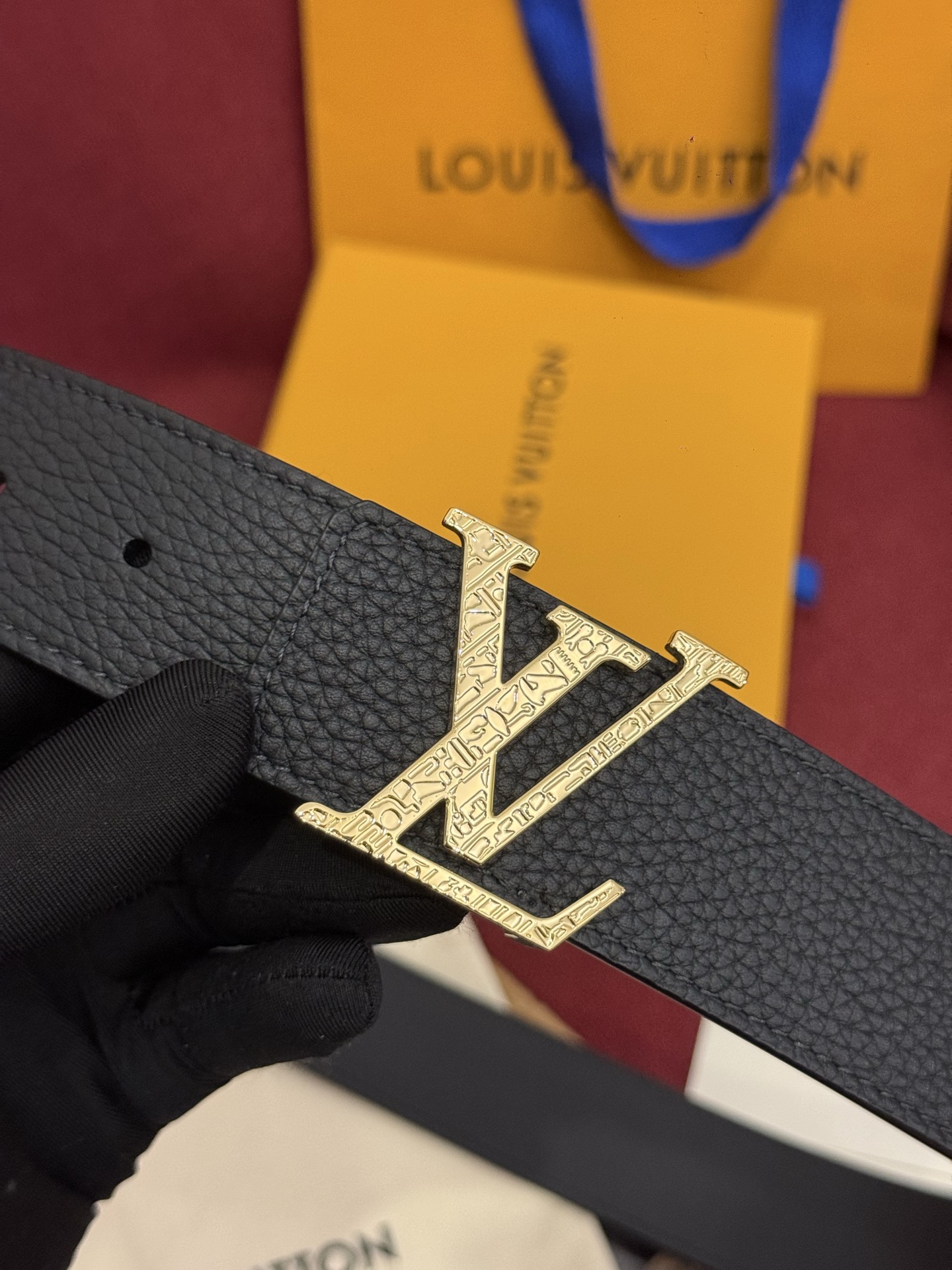 NO:860691,This Damier LV 40 mm reversible belt is well made and has a classic style. The black cow leather belt is elegantly matched with the LV letter buckle and complements the carefully engraved Damier pattern. It is elegant and can be used on both sides, making it easy to match your favorite clothes., belt, louis vuitton, cowhide19860909本款 Damier LV 40 毫米双面腰带做工精良,风格经典.黑色牛皮革皮带与 LV 字母搭扣优雅相称,与精心镂刻的 Damier 图案相得益彰.气质优雅,可双面使用,轻松搭配您钟爱的服饰.,皮带,louis vuitton,cowhide,Belt